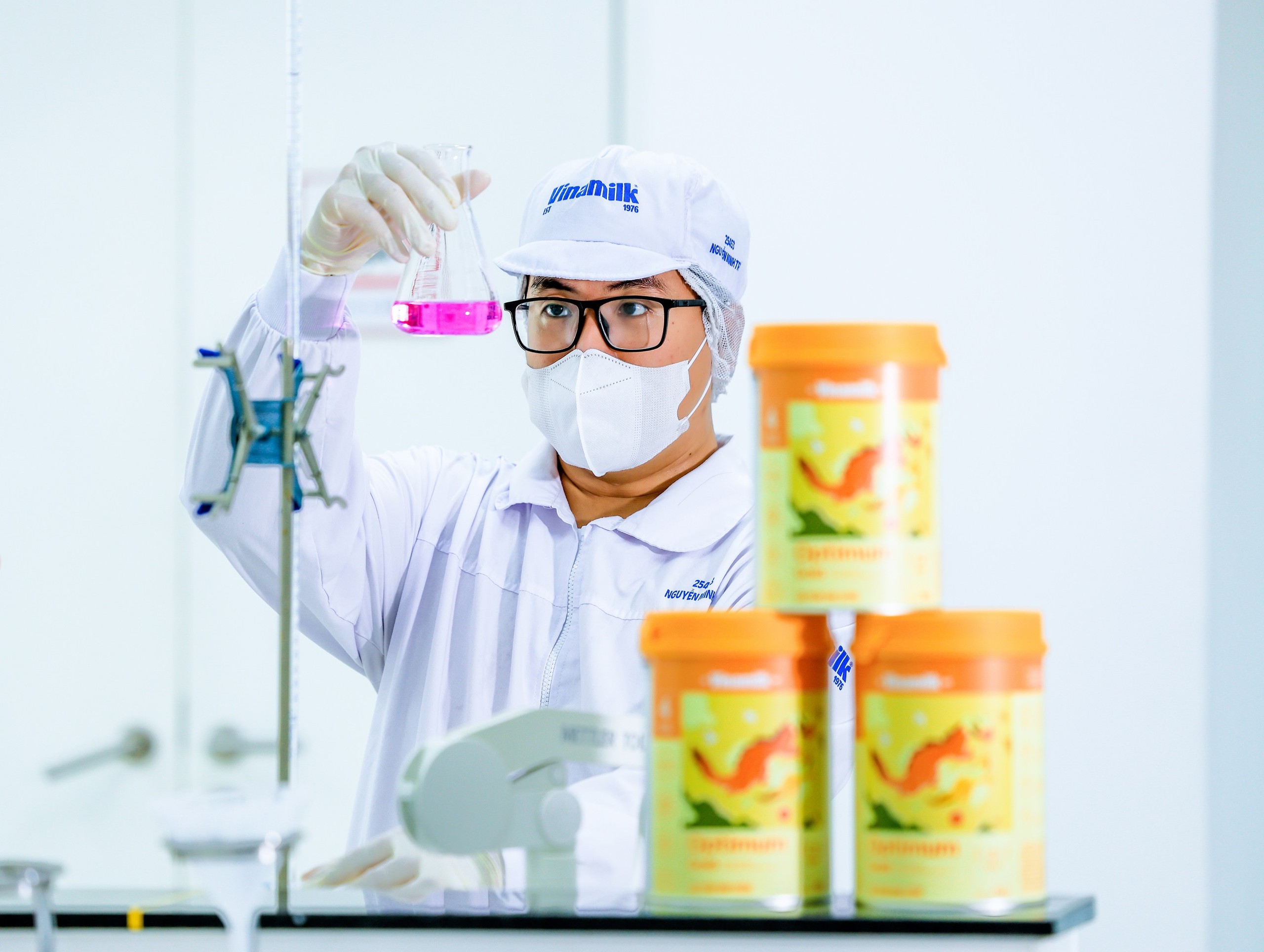 Đẩy mạnh hoạt động nghiên cứu và phát triển, đổi mới sản phẩm, Vinamilk tiên phong đưa đột phá 6 HMO vào giải pháp dinh dưỡng cho trẻ. Ảnh: Nguyễn Hoàng Đẩy mạnh hoạt động nghiên cứu và phát triển, đổi mới sản phẩm, Vinamilk tiên phong đưa đột phá 6 HMO vào giải pháp dinh dưỡng cho trẻ. Ảnh: Nguyễn Hoàng