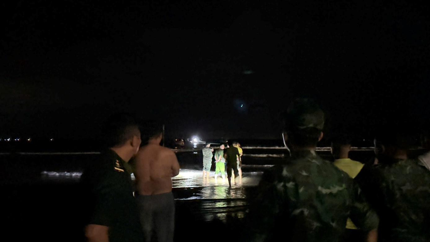 Hà Tĩnh: Hai cha con du khách được cứu sau một đêm bị sóng đánh dạt trôi trên biển- Ảnh 1. Hà Tĩnh: Hai cha con du khách được cứu sau một đêm bị sóng đánh dạt trôi trên biển- Ảnh 1.