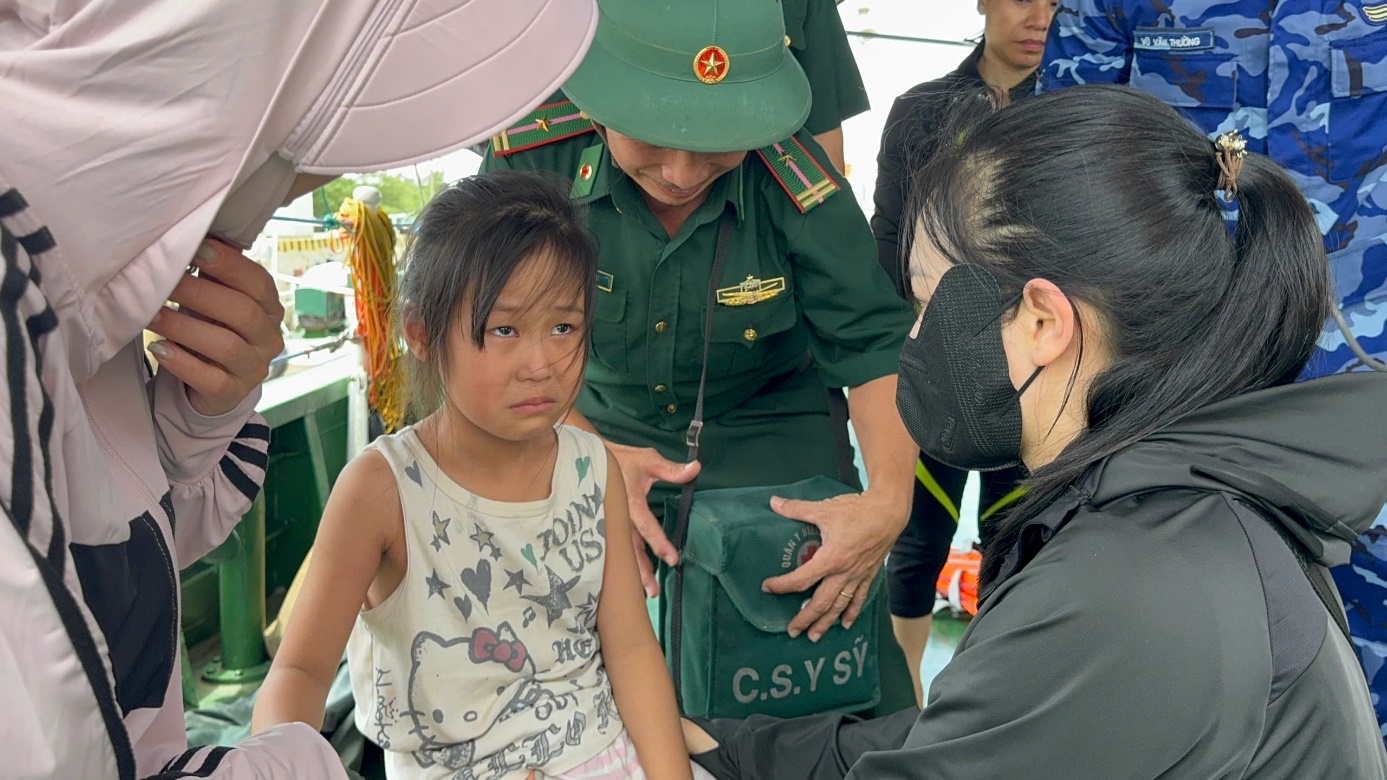 Cha ôm con gái trôi dạt 13 tiếng trên biển Hà Tĩnh: Hành trình sinh tồn nhờ tình phụ tử- Ảnh 1. Cha ôm con gái trôi dạt 13 tiếng trên biển Hà Tĩnh: Hành trình sinh tồn nhờ tình phụ tử- Ảnh 1.