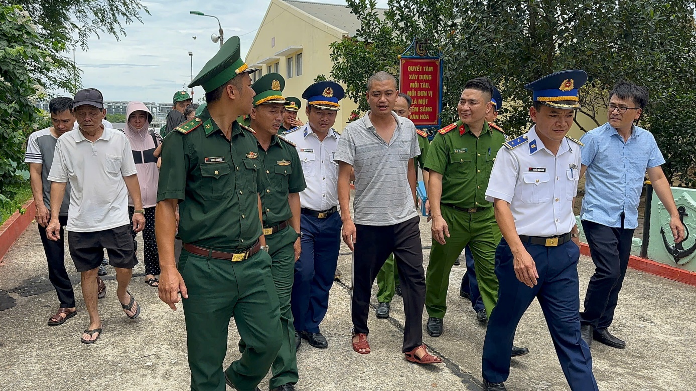 Cha ôm con gái trôi dạt 13 tiếng trên biển Hà Tĩnh: Hành trình sinh tồn nhờ tình phụ tử- Ảnh 2. Cha ôm con gái trôi dạt 13 tiếng trên biển Hà Tĩnh: Hành trình sinh tồn nhờ tình phụ tử- Ảnh 2.