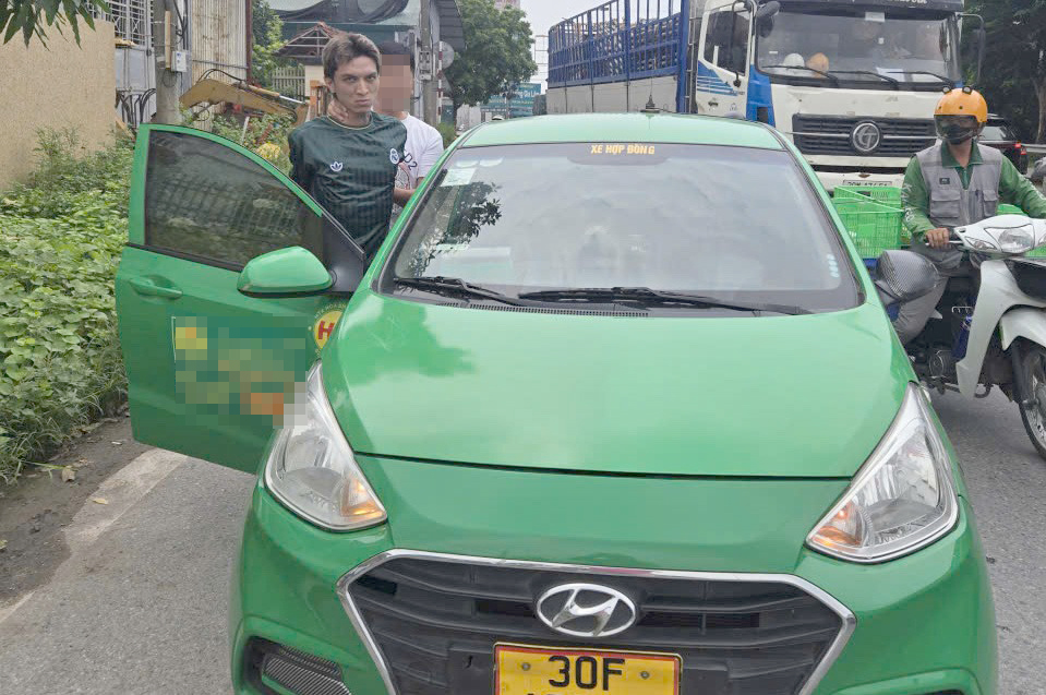 Rapper Bình "Gold" ép tài xế đi vào làn khẩn cấp trước khi cướp taxi- Ảnh 1. Rapper Bình "Gold" ép tài xế đi vào làn khẩn cấp trước khi cướp taxi- Ảnh 1.