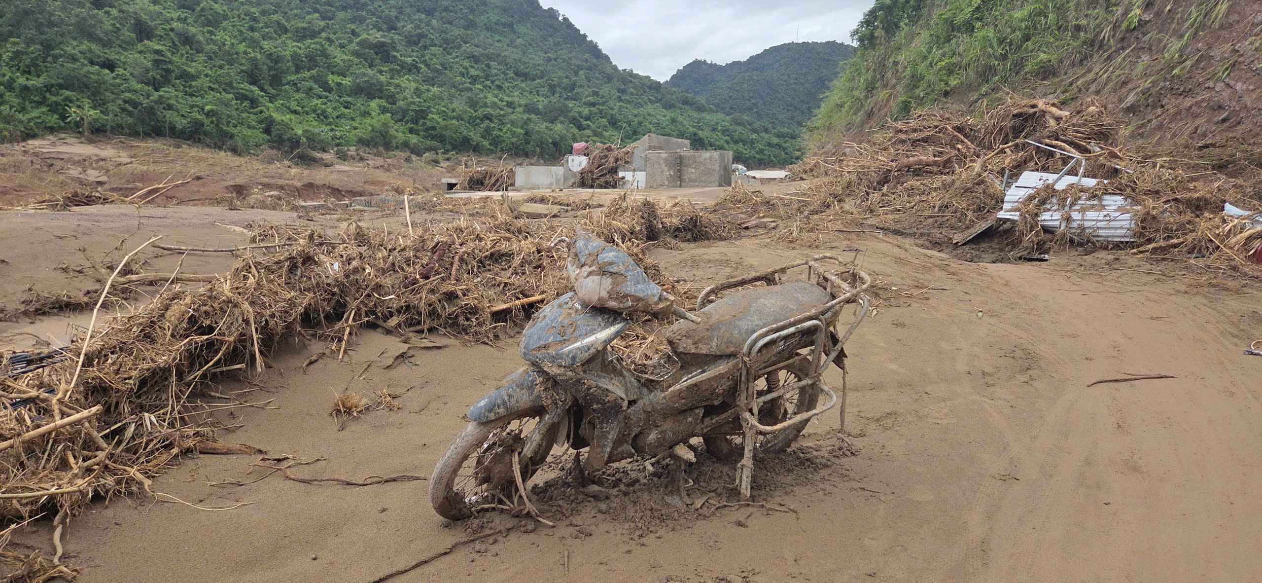 Những người thợ thầm lặng phục hồi xe máy, đồ điện miễn phí cho người dân vùng lũ- Ảnh 2. Những người thợ thầm lặng phục hồi xe máy, đồ điện miễn phí cho người dân vùng lũ- Ảnh 2.