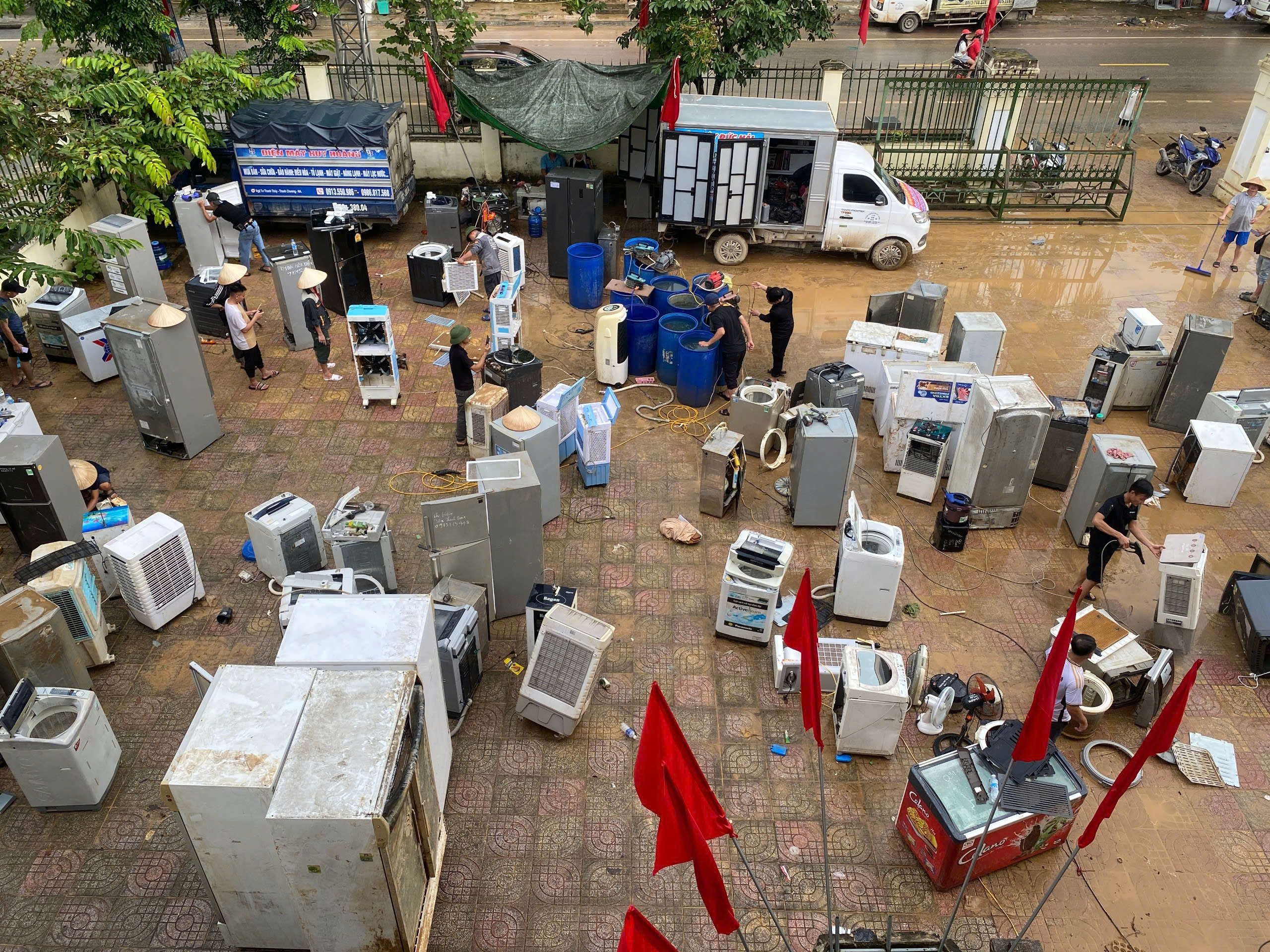 Những người thợ thầm lặng phục hồi xe máy, đồ điện miễn phí cho người dân vùng lũ- Ảnh 14. Những người thợ thầm lặng phục hồi xe máy, đồ điện miễn phí cho người dân vùng lũ- Ảnh 14.