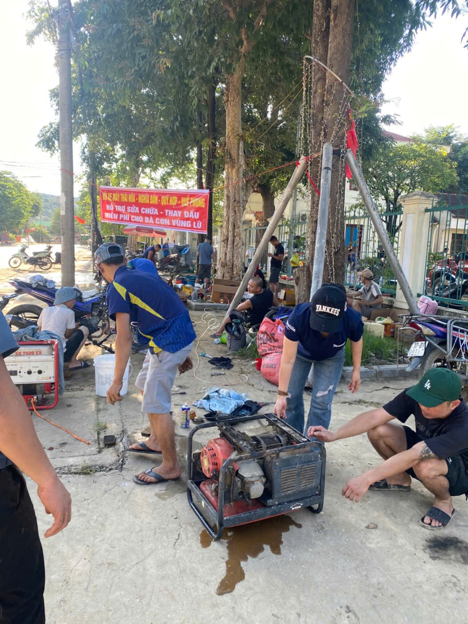 Những người thợ thầm lặng phục hồi xe máy, đồ điện miễn phí cho người dân vùng lũ- Ảnh 8. Những người thợ thầm lặng phục hồi xe máy, đồ điện miễn phí cho người dân vùng lũ- Ảnh 8.