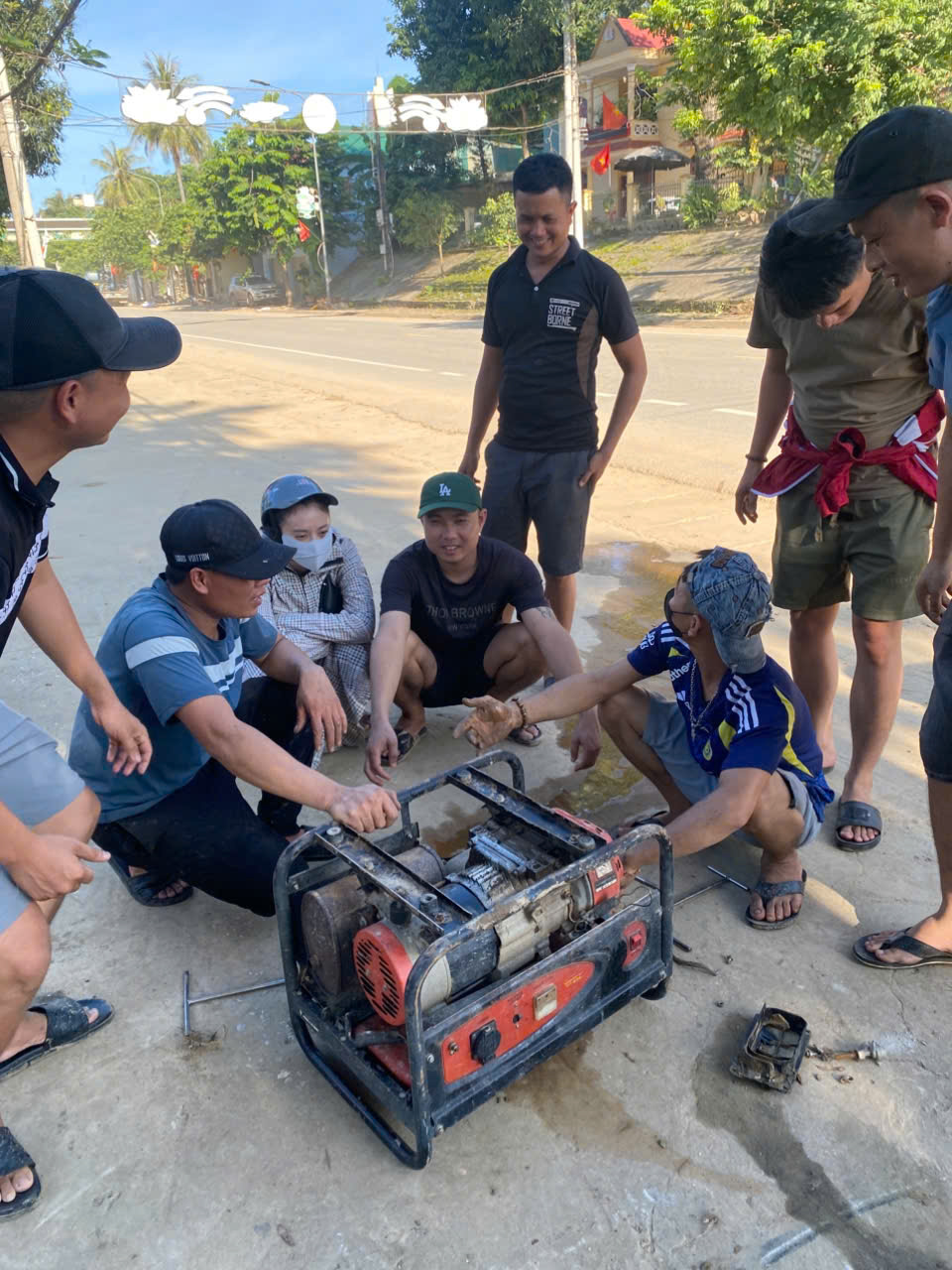 Những người thợ thầm lặng phục hồi xe máy, đồ điện miễn phí cho người dân vùng lũ- Ảnh 9. Những người thợ thầm lặng phục hồi xe máy, đồ điện miễn phí cho người dân vùng lũ- Ảnh 9.