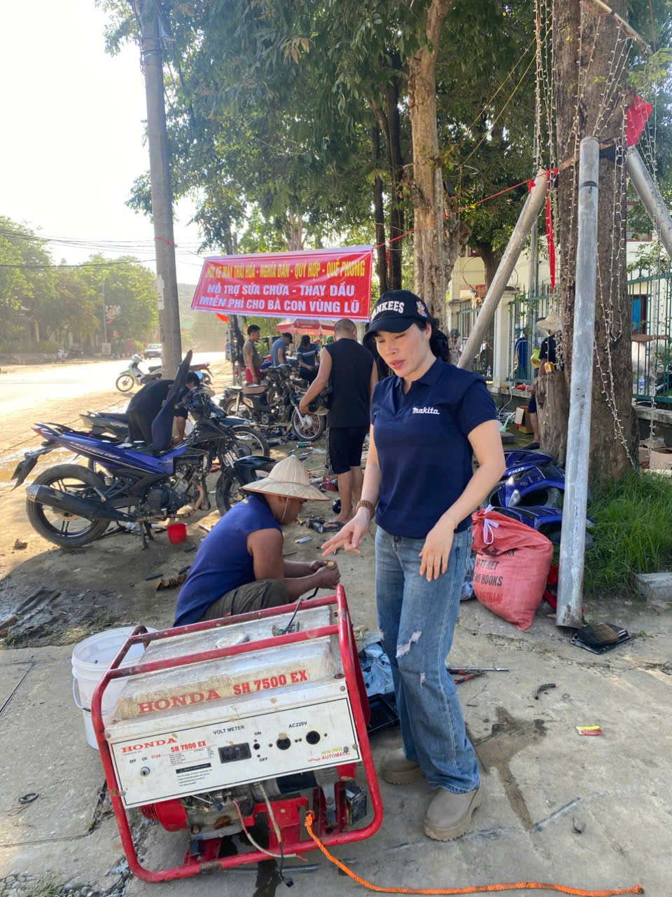 Những người thợ thầm lặng phục hồi xe máy, đồ điện miễn phí cho người dân vùng lũ- Ảnh 7. Những người thợ thầm lặng phục hồi xe máy, đồ điện miễn phí cho người dân vùng lũ- Ảnh 7.