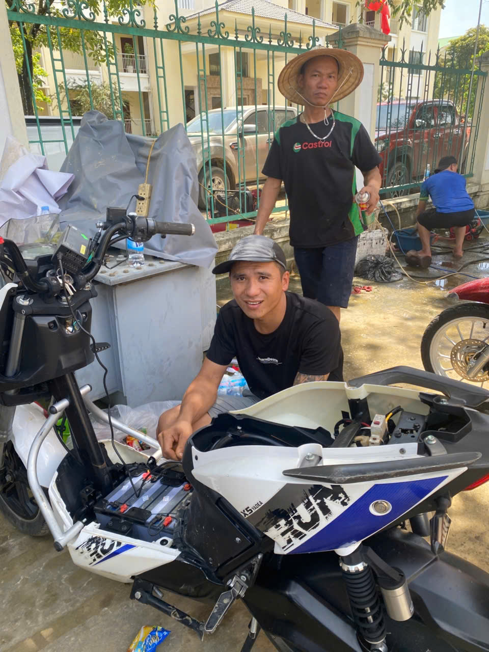 Những người thợ thầm lặng phục hồi xe máy, đồ điện miễn phí cho người dân vùng lũ- Ảnh 6. Những người thợ thầm lặng phục hồi xe máy, đồ điện miễn phí cho người dân vùng lũ- Ảnh 6.