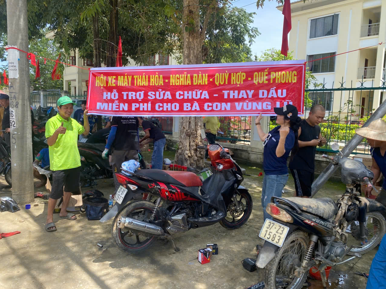 Những người thợ thầm lặng phục hồi xe máy, đồ điện miễn phí cho người dân vùng lũ- Ảnh 3. Những người thợ thầm lặng phục hồi xe máy, đồ điện miễn phí cho người dân vùng lũ- Ảnh 3.