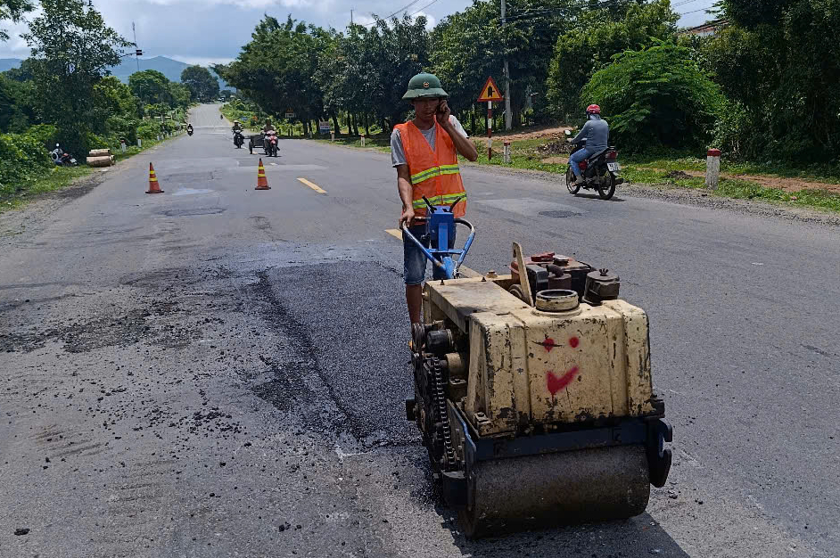 Gia Lai: Tăng cường đảm bảo ATGT trên đường Hồ Chí Minh trong mùa mưa- Ảnh 1.