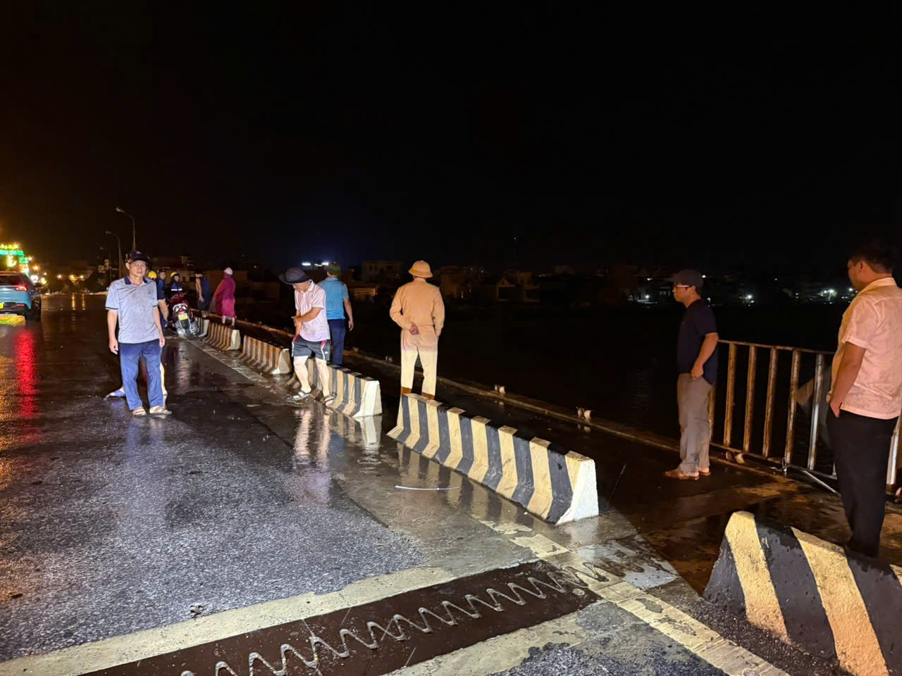 Hưng Yên: Lan can cầu Thái Bình bị cuốn phăng sau dông lốc- Ảnh 1. Hưng Yên: Lan can cầu Thái Bình bị cuốn phăng sau dông lốc- Ảnh 1.
