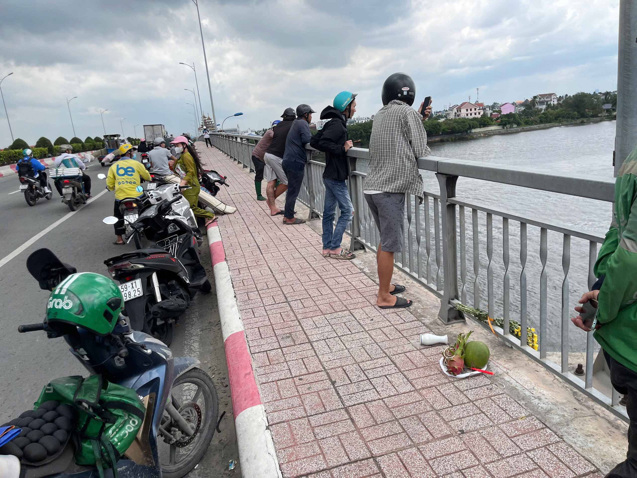 Đang tìm kiếm cô gái nghi nhảy sông Sài Gòn, phát hiện thi thể người đàn ông- Ảnh 1. Đang tìm kiếm cô gái nghi nhảy sông Sài Gòn, phát hiện thi thể người đàn ông- Ảnh 1.