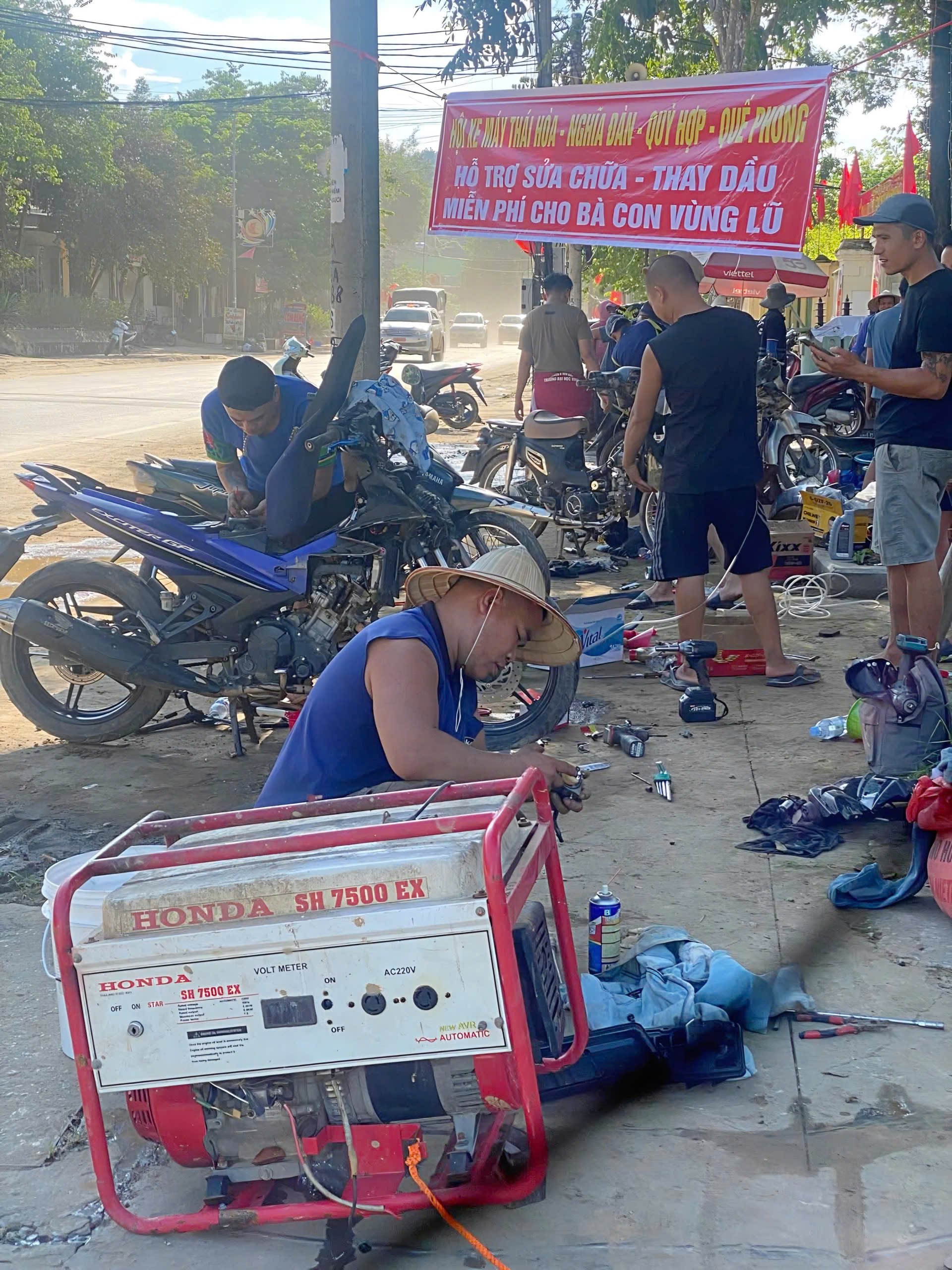 Những người thợ thầm lặng phục hồi xe máy, đồ điện miễn phí cho người dân vùng lũ- Ảnh 12. Những người thợ thầm lặng phục hồi xe máy, đồ điện miễn phí cho người dân vùng lũ- Ảnh 12.