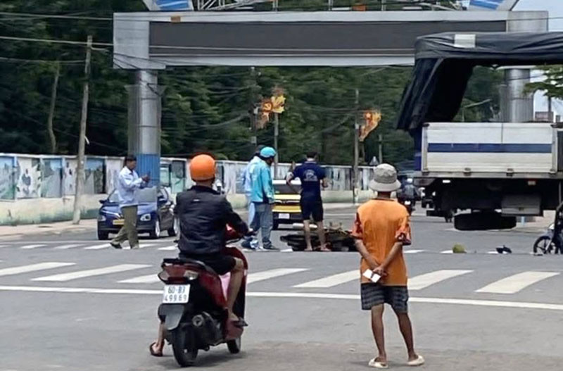 Hiện trường vụ tai nạn khiến một thanh niên tử vong tại chỗ. Hiện trường vụ tai nạn khiến một thanh niên tử vong tại chỗ.