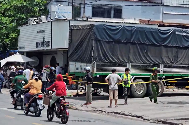Hiện trường vụ tai nạn khiến người phụ nữ tử vong thương tâm. Hiện trường vụ tai nạn khiến người phụ nữ tử vong thương tâm.
