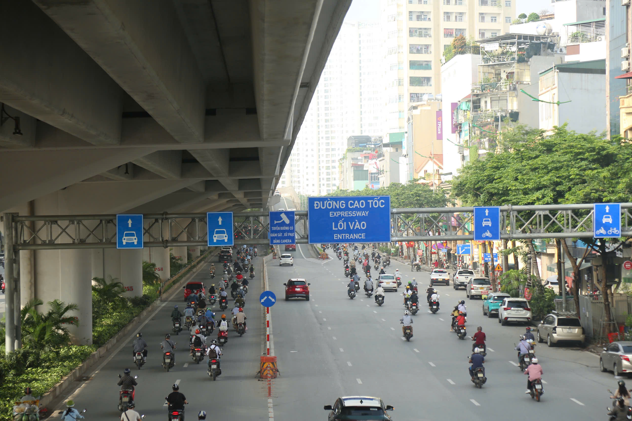 Hà Nội: Đường Phạm Văn Đồng thông thoáng ngày đầu phân làn cứng- Ảnh 2. Hà Nội: Đường Phạm Văn Đồng thông thoáng ngày đầu phân làn cứng- Ảnh 2.