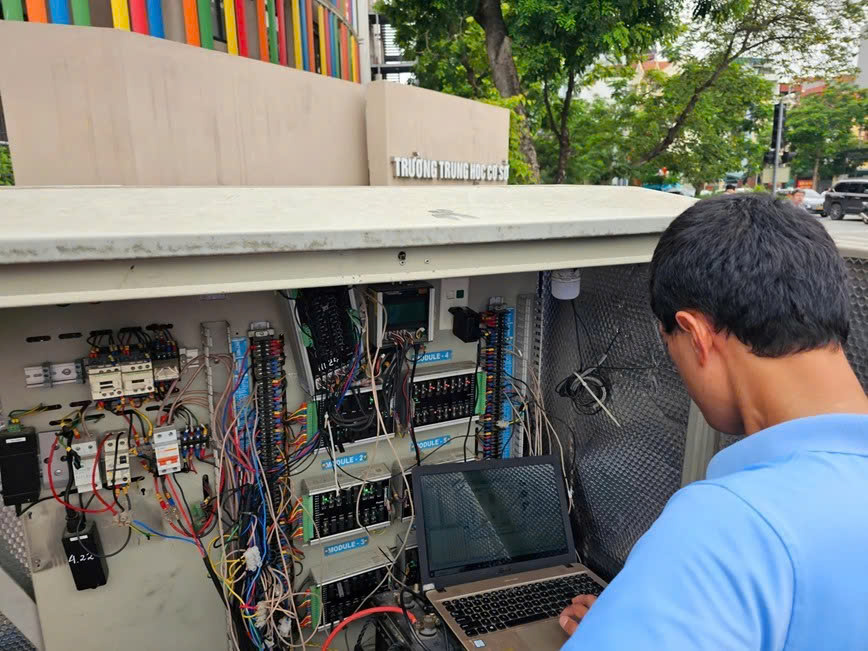 Hà Nội: Đường Phạm Văn Đồng thông thoáng ngày đầu phân làn cứng- Ảnh 8. Hà Nội: Đường Phạm Văn Đồng thông thoáng ngày đầu phân làn cứng- Ảnh 8.