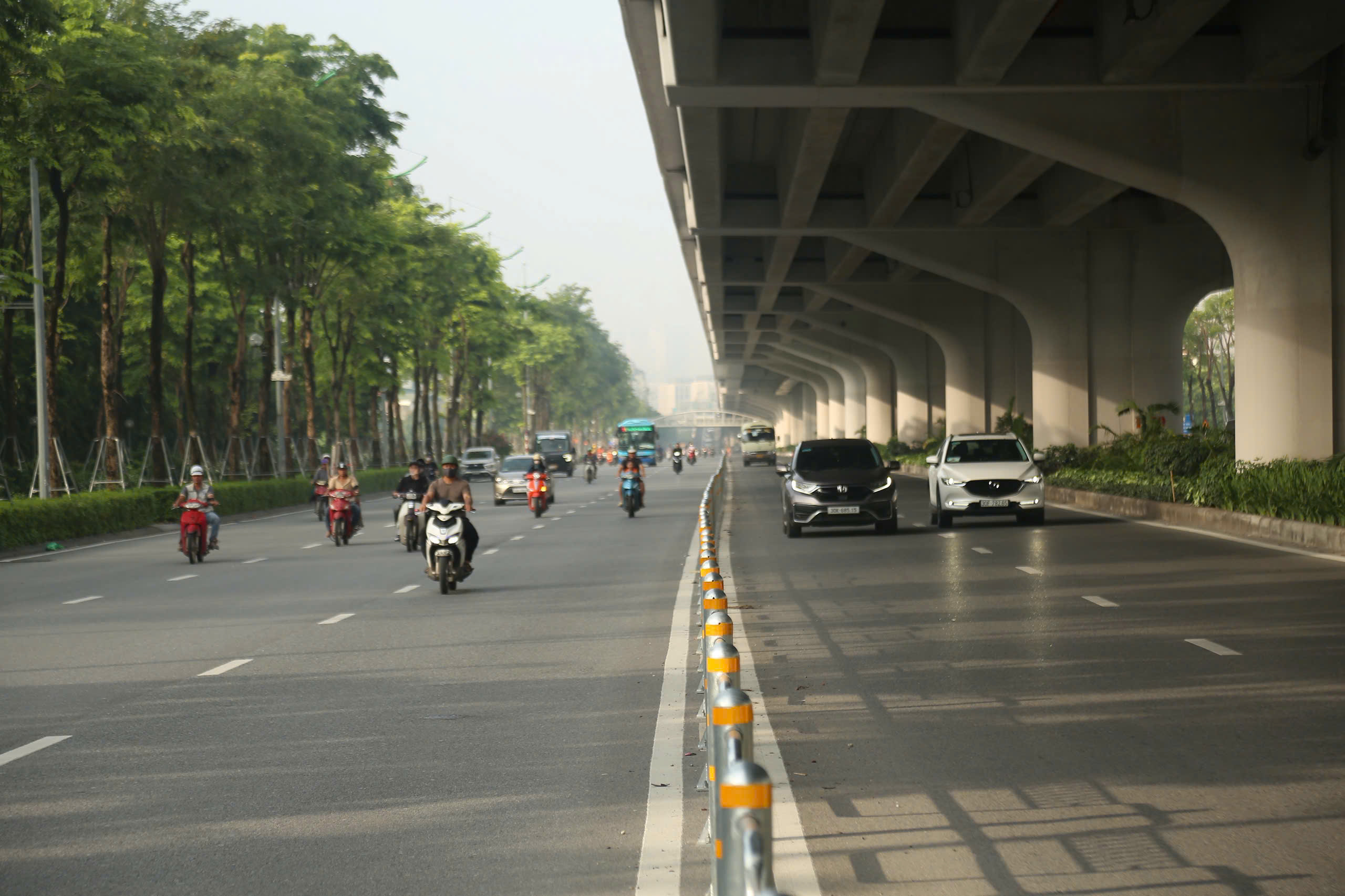 Hà Nội: Đường Phạm Văn Đồng thông thoáng ngày đầu phân làn cứng- Ảnh 7. Hà Nội: Đường Phạm Văn Đồng thông thoáng ngày đầu phân làn cứng- Ảnh 7.