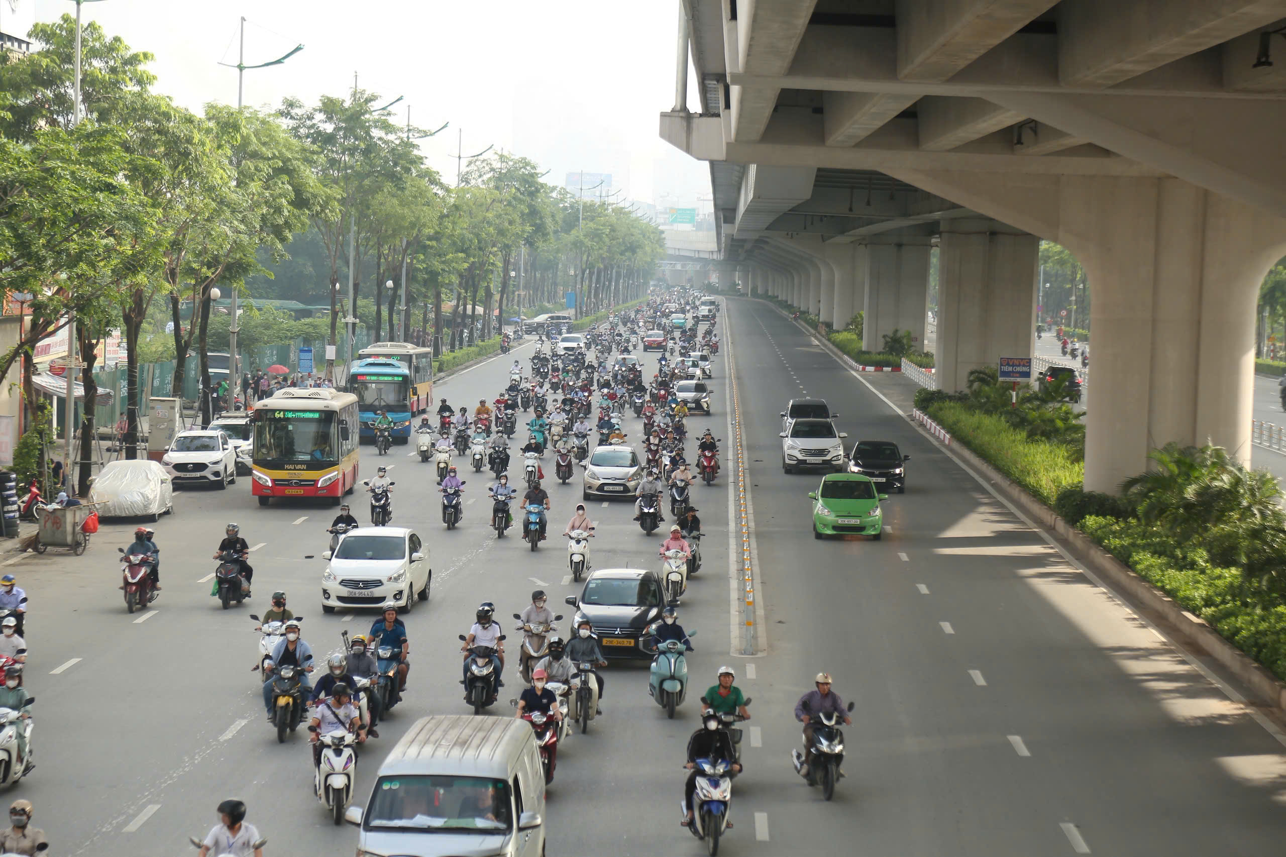 Hà Nội: Đường Phạm Văn Đồng thông thoáng ngày đầu phân làn cứng- Ảnh 1. Hà Nội: Đường Phạm Văn Đồng thông thoáng ngày đầu phân làn cứng- Ảnh 1.