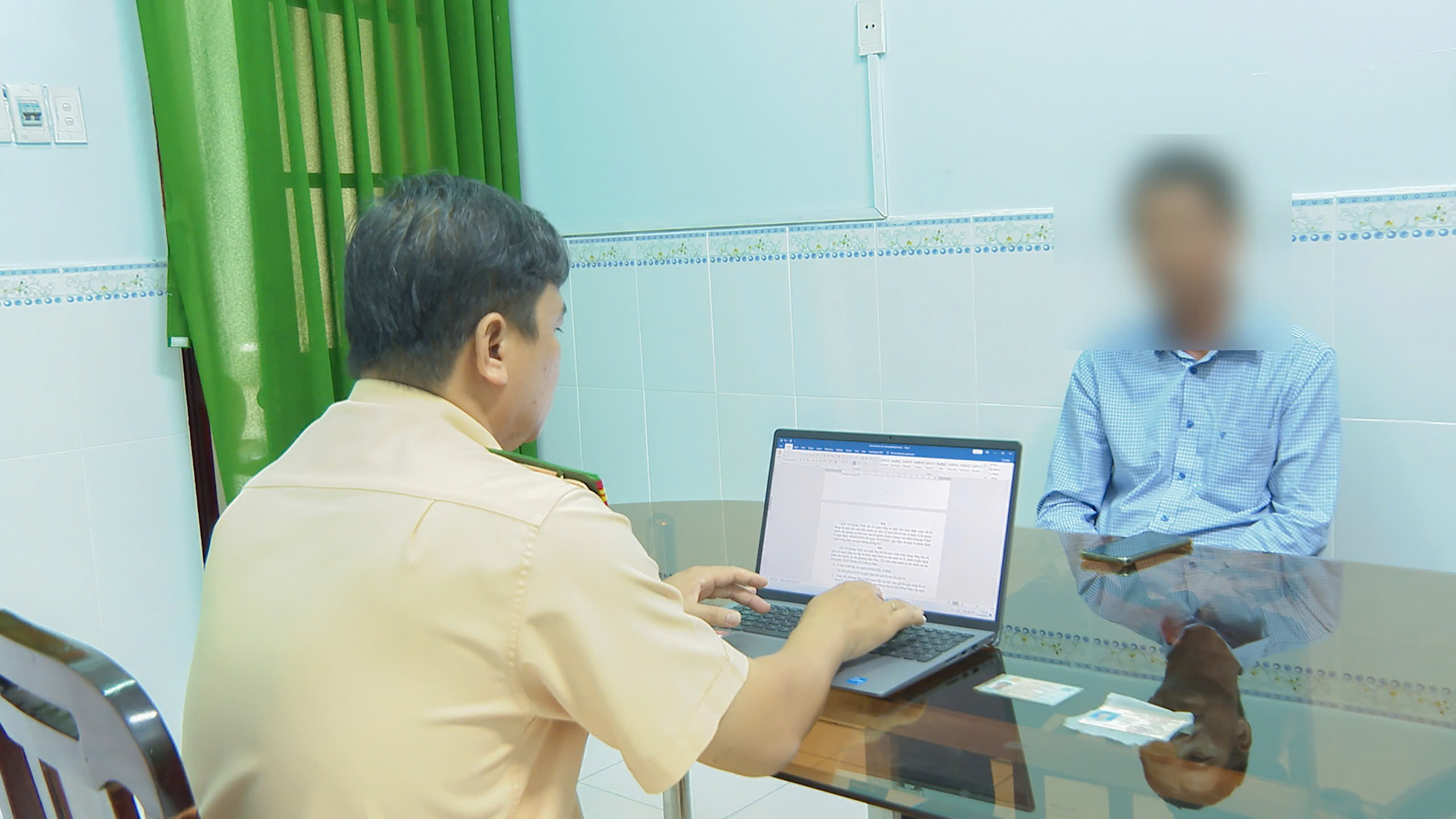 Đi ngược chiều trên quốc lộ 1A, tài xế xe tải bị phạt 19 triệu đồng- Ảnh 1. Đi ngược chiều trên quốc lộ 1A, tài xế xe tải bị phạt 19 triệu đồng- Ảnh 1.