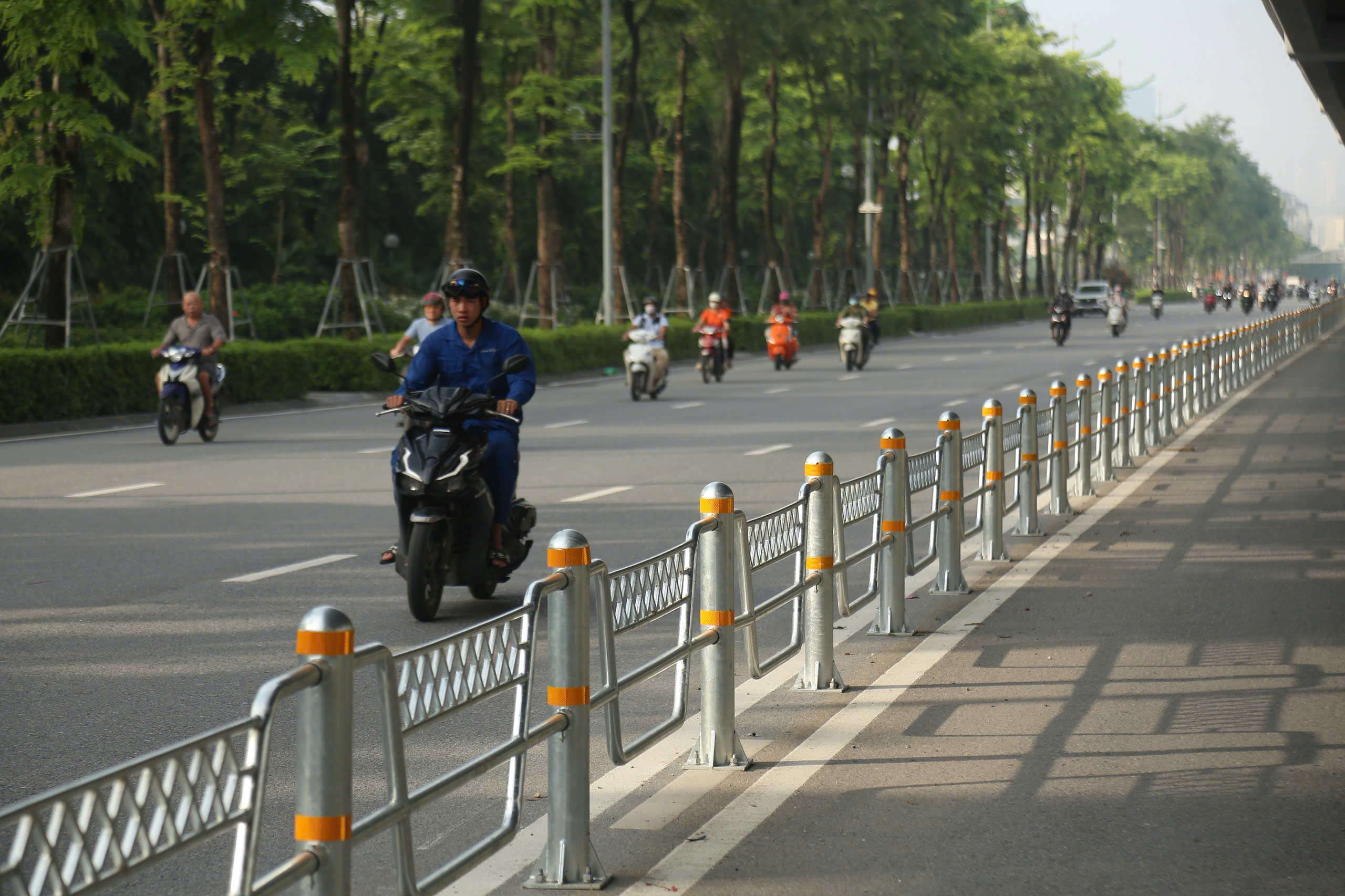 Hà Nội: Đường Phạm Văn Đồng thông thoáng ngày đầu phân làn cứng- Ảnh 11. Hà Nội: Đường Phạm Văn Đồng thông thoáng ngày đầu phân làn cứng- Ảnh 11.