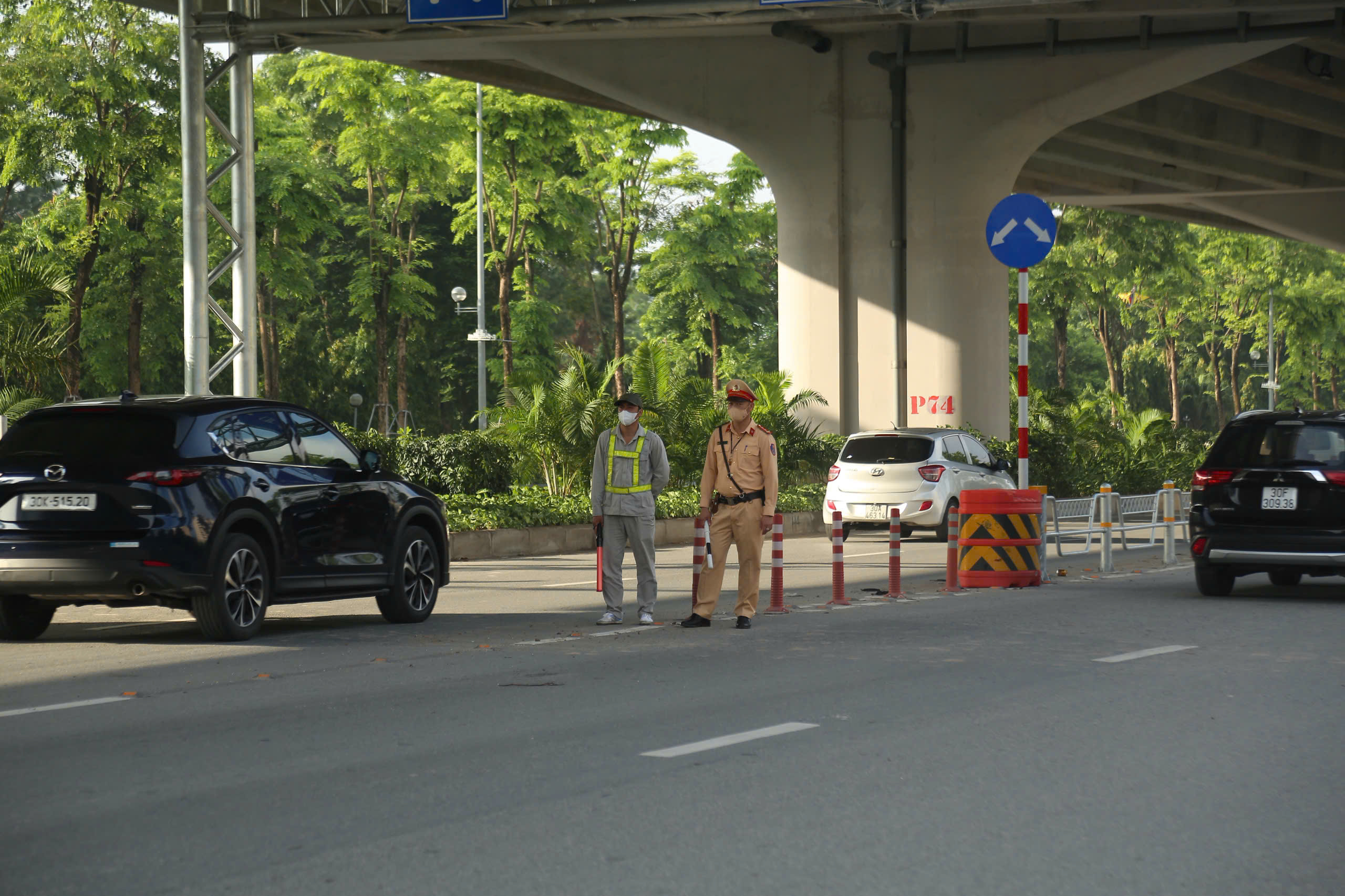 Hà Nội: Đường Phạm Văn Đồng thông thoáng ngày đầu phân làn cứng- Ảnh 3. Hà Nội: Đường Phạm Văn Đồng thông thoáng ngày đầu phân làn cứng- Ảnh 3.