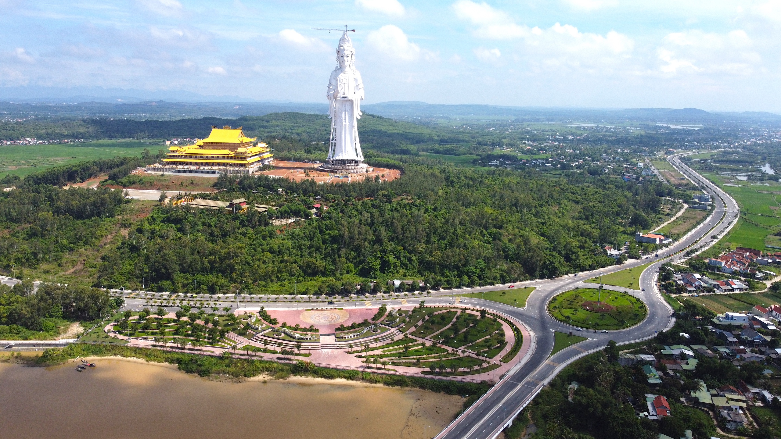 Ngắm hai cung đường đẹp ở Quảng Ngãi- Ảnh 3. Ngắm hai cung đường đẹp ở Quảng Ngãi- Ảnh 3.