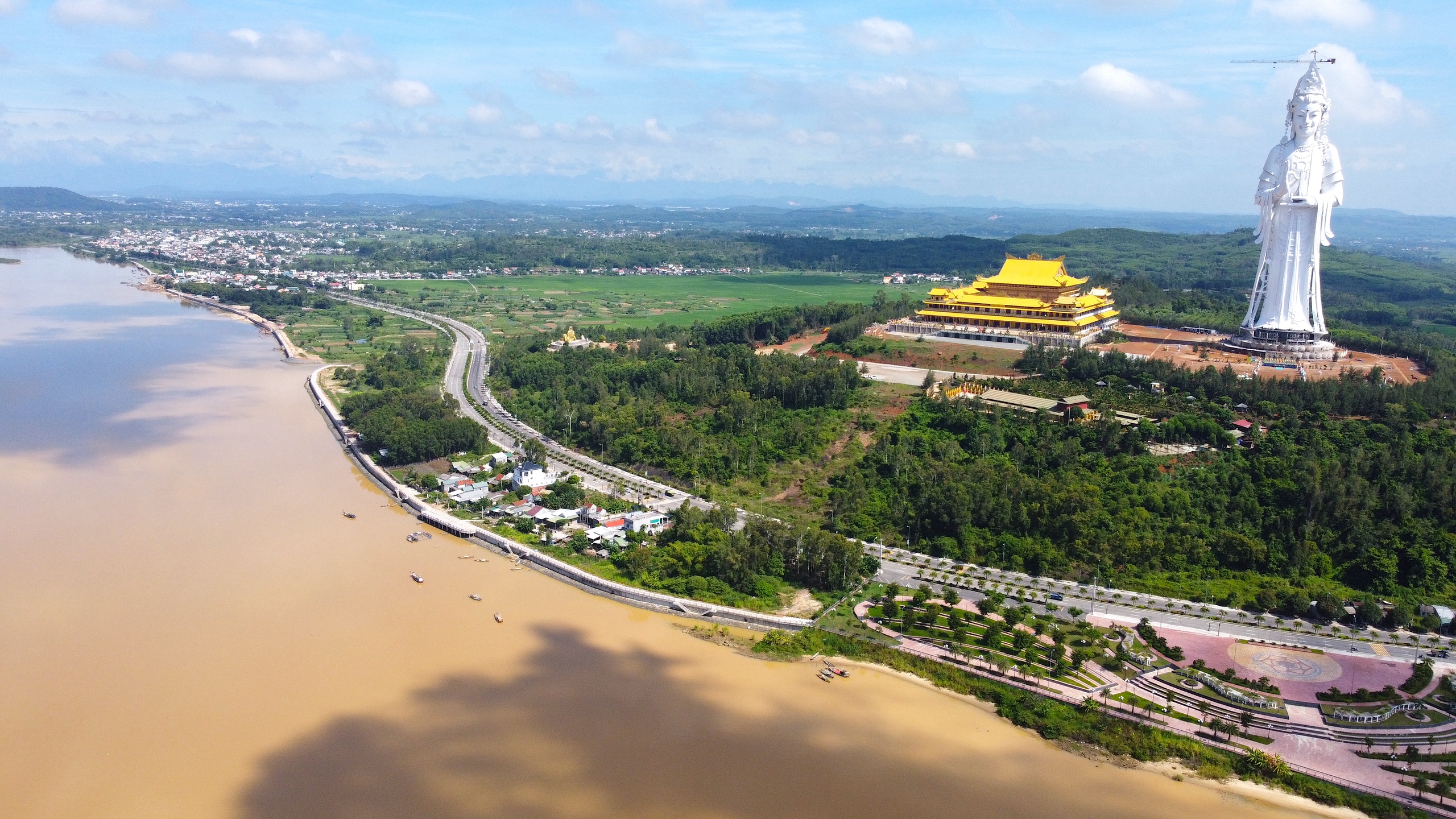 Ngắm hai cung đường đẹp ở Quảng Ngãi- Ảnh 4. Ngắm hai cung đường đẹp ở Quảng Ngãi- Ảnh 4.