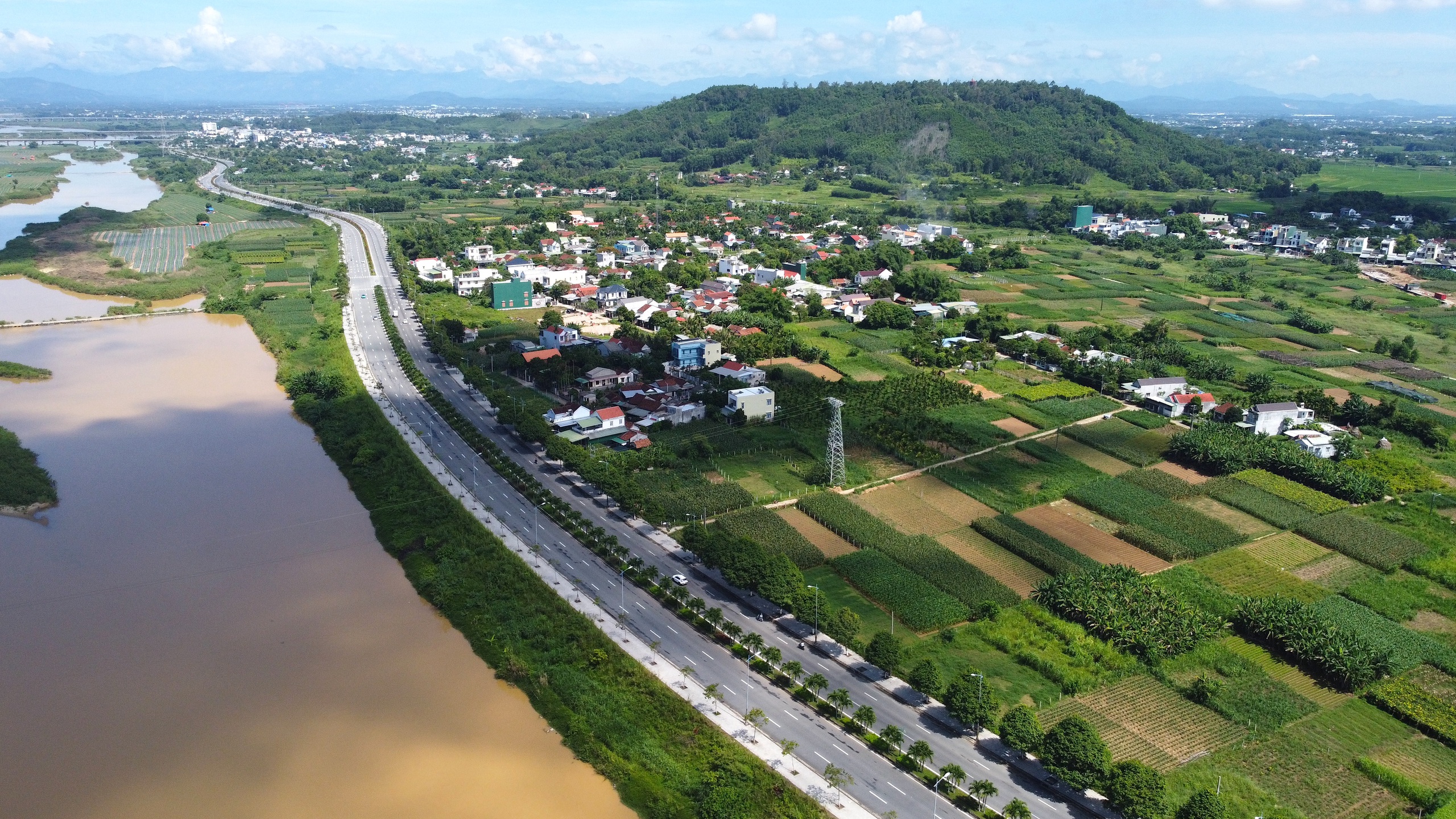 Ngắm hai cung đường đẹp ở Quảng Ngãi- Ảnh 1. Ngắm hai cung đường đẹp ở Quảng Ngãi- Ảnh 1.