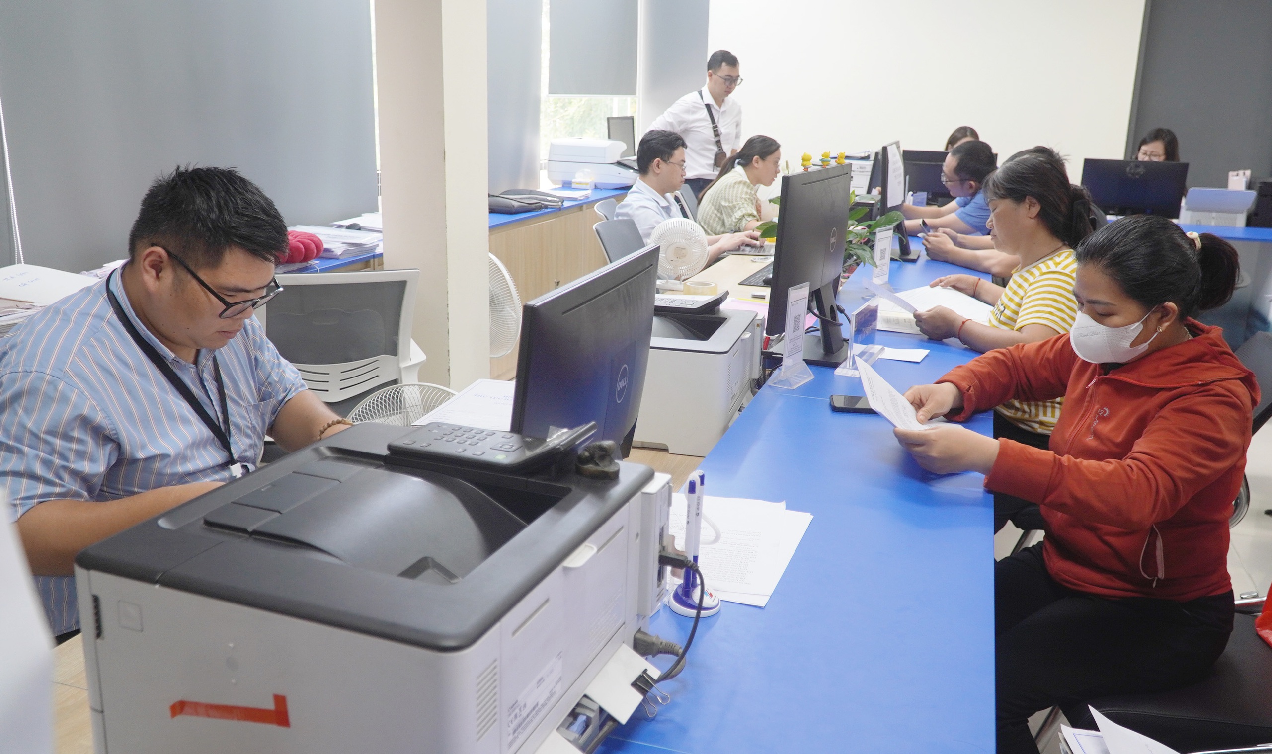 Hà Nội: Nhiều người làm thủ tục đất đai, xây dựng tuần đầu sáp nhập- Ảnh 3. Hà Nội: Nhiều người làm thủ tục đất đai, xây dựng tuần đầu sáp nhập- Ảnh 3.