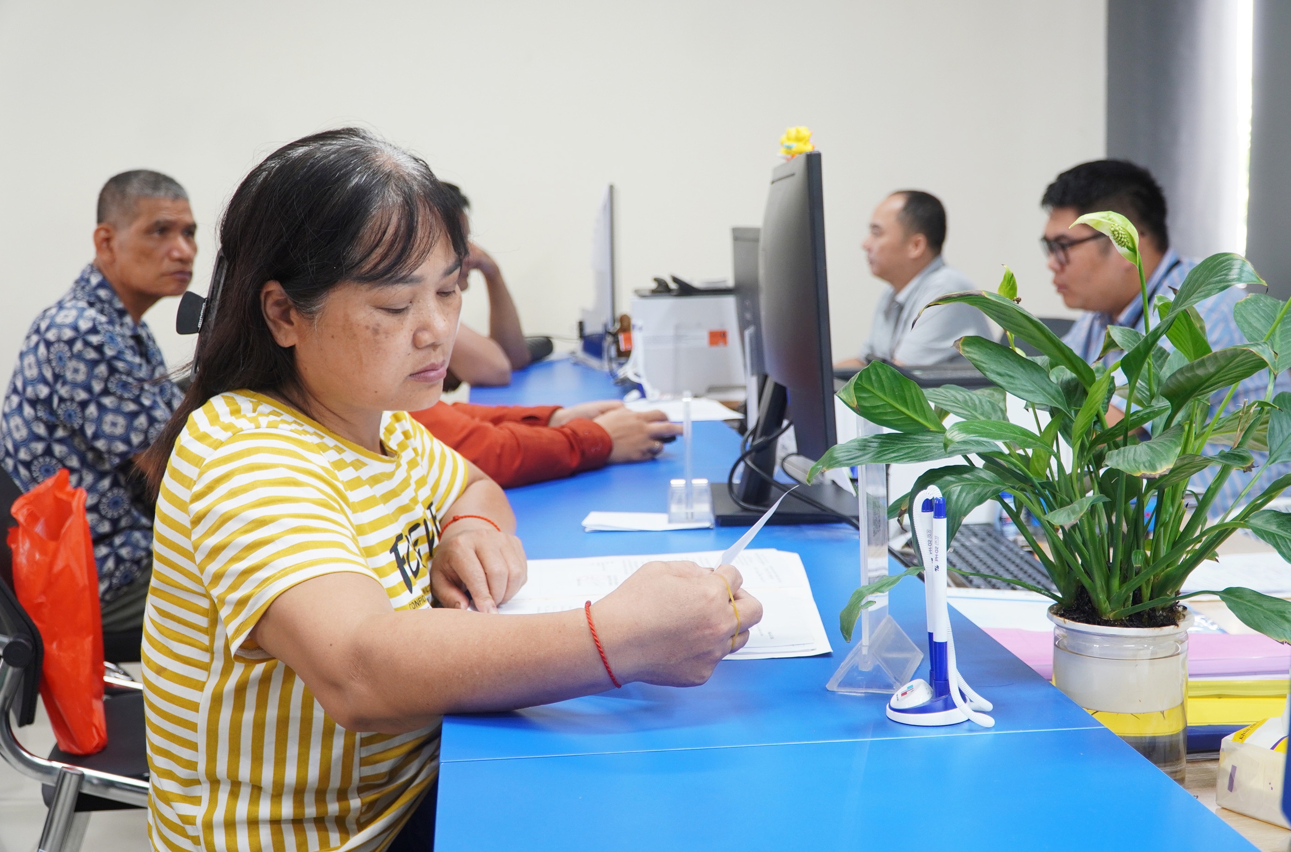 Hà Nội: Nhiều người làm thủ tục đất đai, xây dựng tuần đầu sáp nhập- Ảnh 2. Hà Nội: Nhiều người làm thủ tục đất đai, xây dựng tuần đầu sáp nhập- Ảnh 2.
