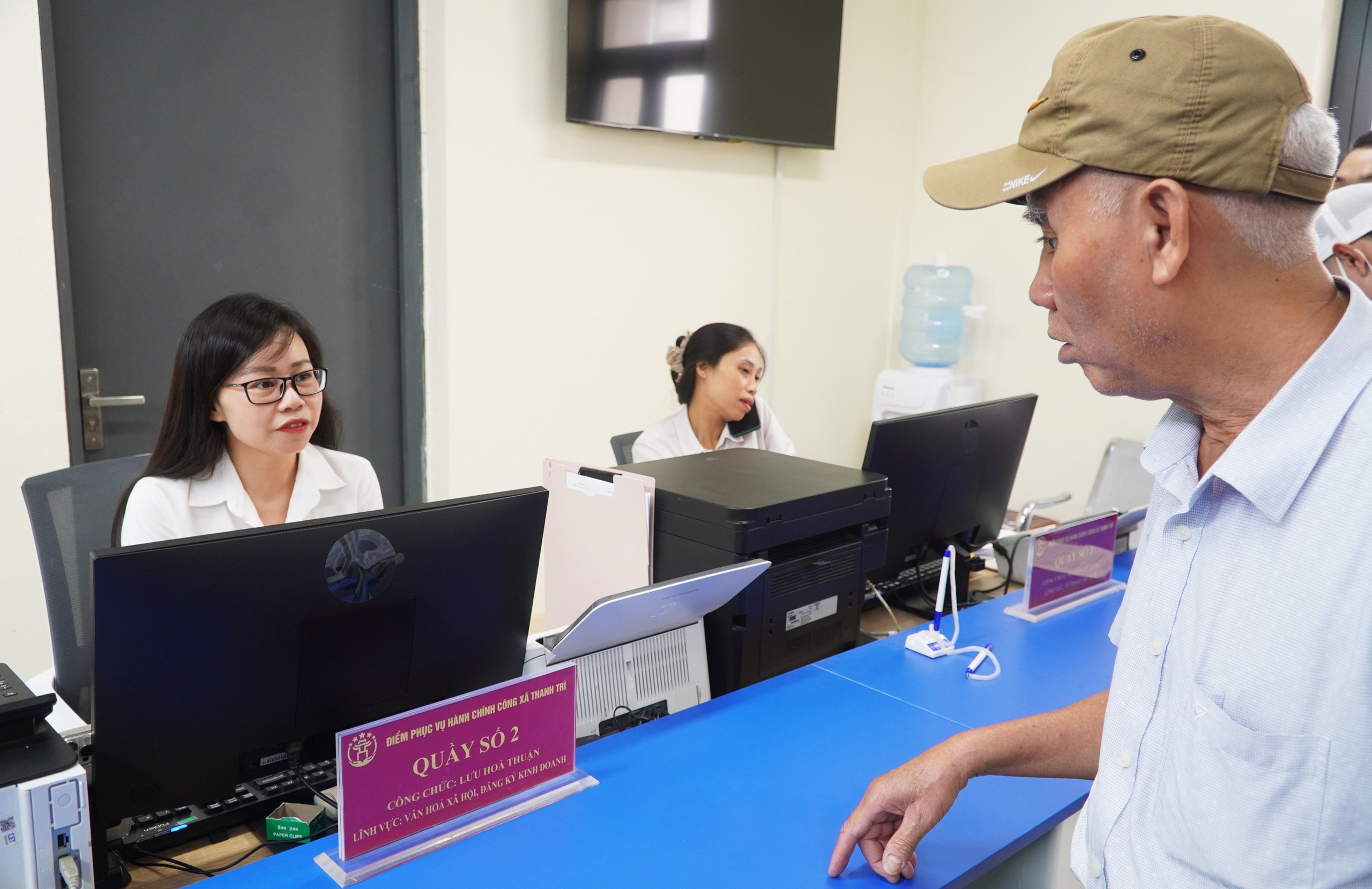Hà Nội: Nhiều người làm thủ tục đất đai, xây dựng tuần đầu sáp nhập- Ảnh 1. Hà Nội: Nhiều người làm thủ tục đất đai, xây dựng tuần đầu sáp nhập- Ảnh 1.
