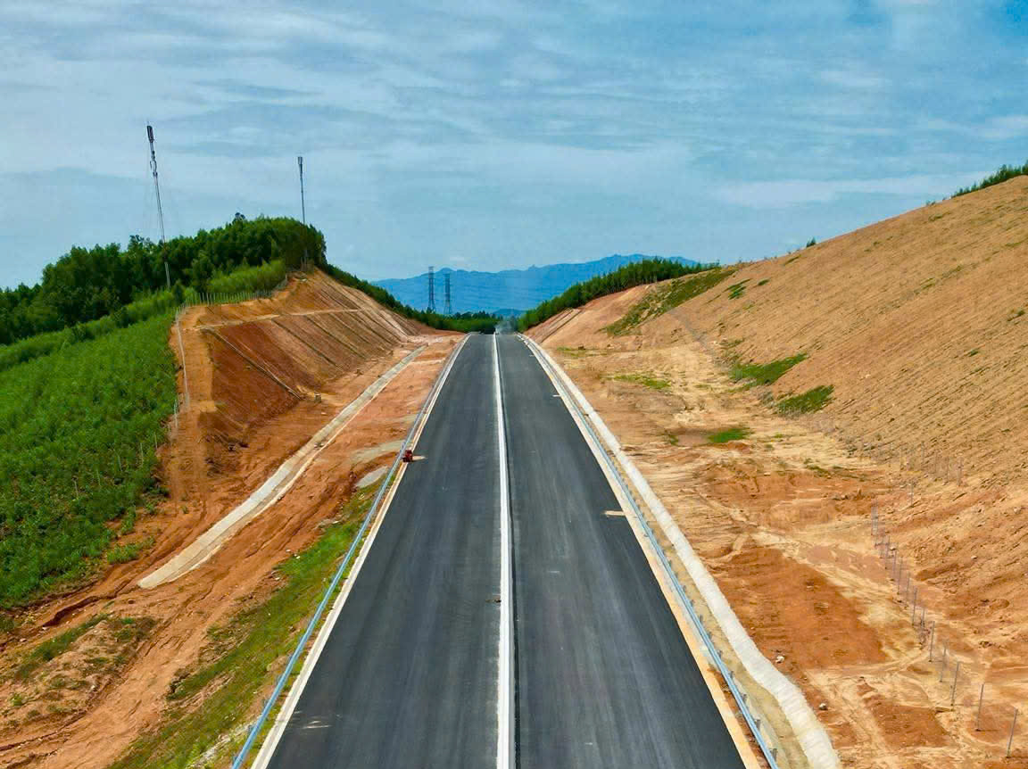 Quyết liệt giữ đà vượt tiến độ về đích cao tốc Hoài Nhơn - Quy Nhơn- Ảnh 3. Quyết liệt giữ đà vượt tiến độ về đích cao tốc Hoài Nhơn - Quy Nhơn- Ảnh 3.