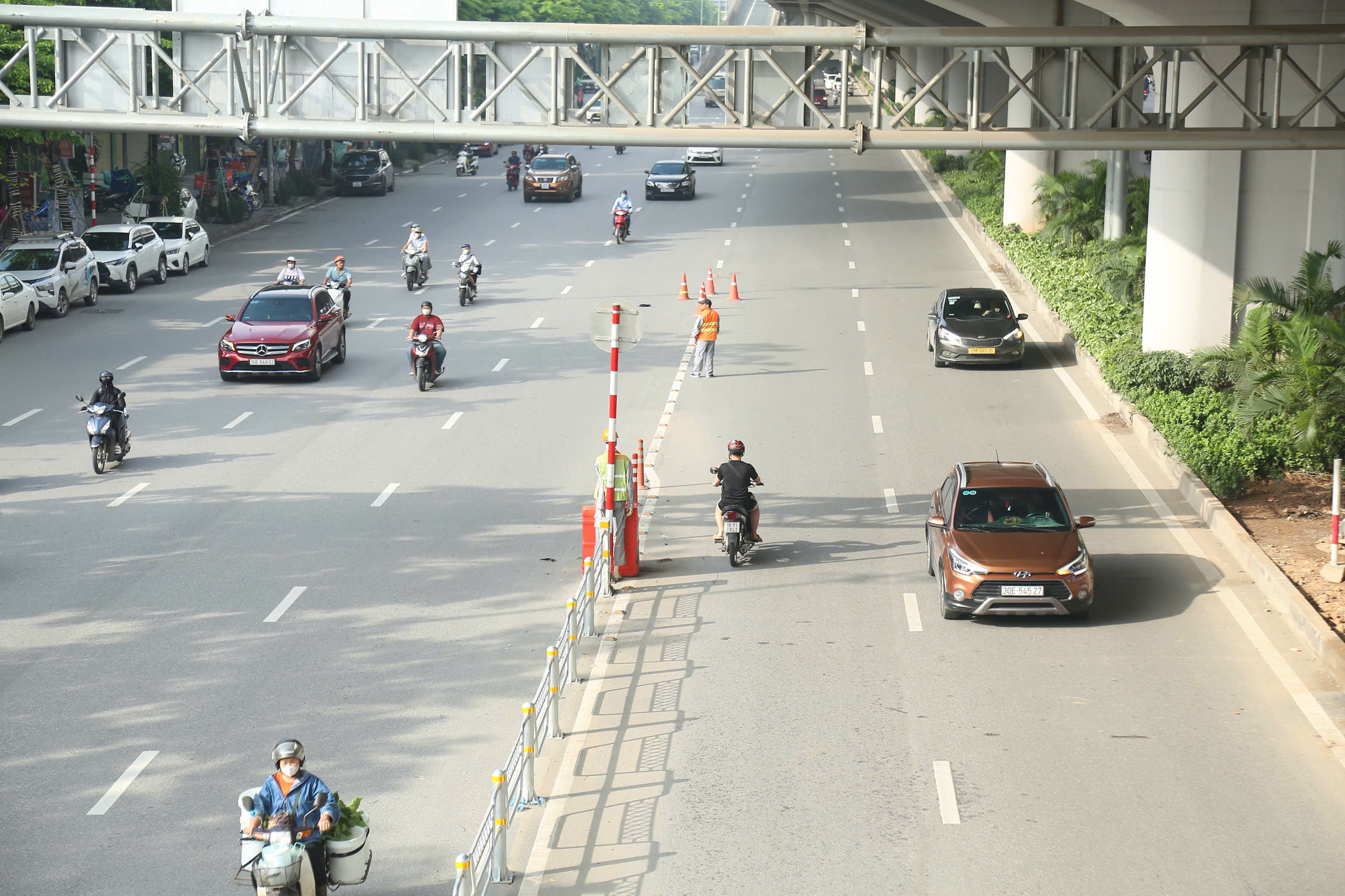 Hà Nội: Đường Phạm Văn Đồng thông thoáng ngày đầu phân làn cứng- Ảnh 4. Hà Nội: Đường Phạm Văn Đồng thông thoáng ngày đầu phân làn cứng- Ảnh 4.