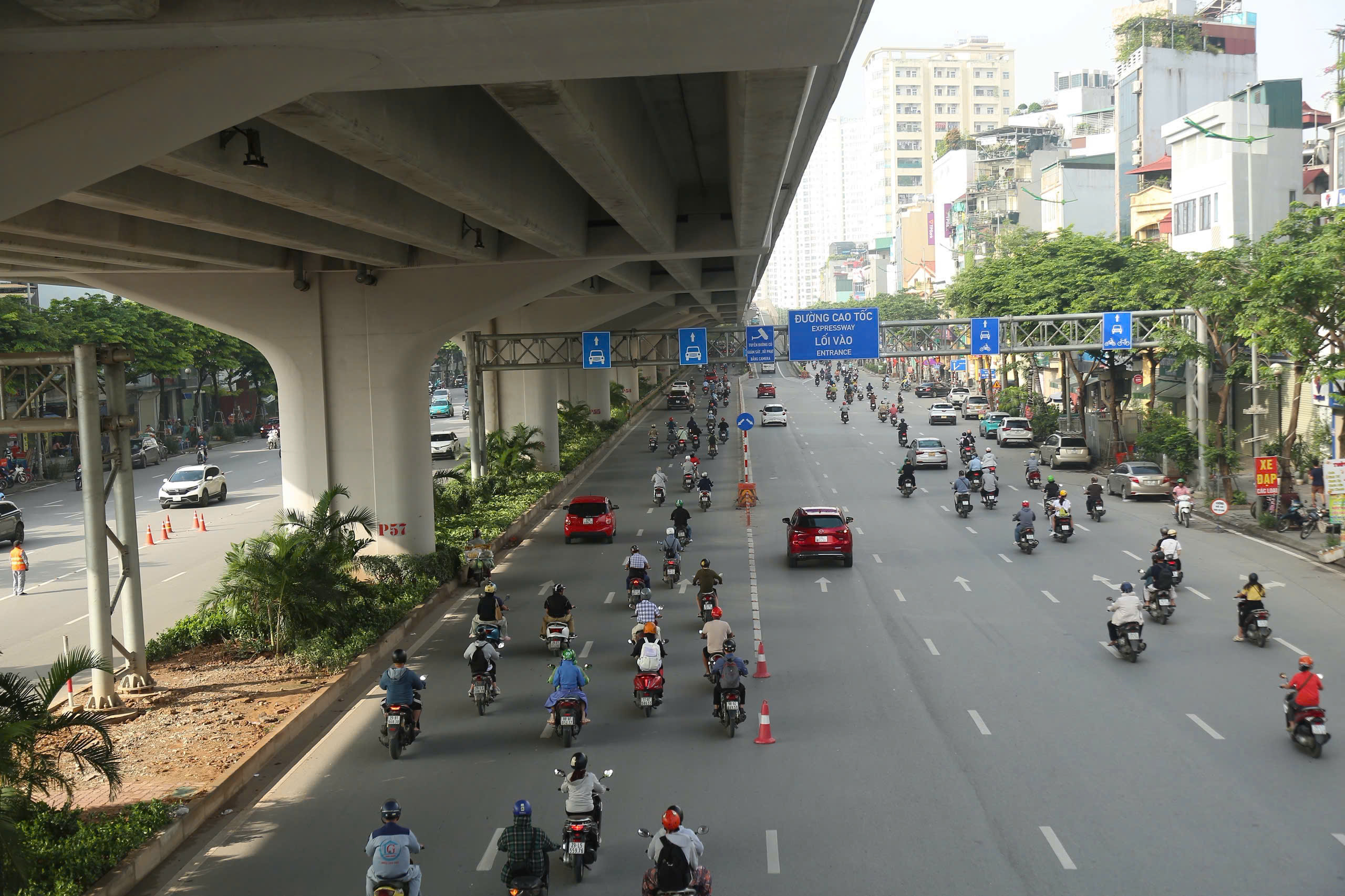 Hà Nội: Đường Phạm Văn Đồng thông thoáng ngày đầu phân làn cứng- Ảnh 10. Hà Nội: Đường Phạm Văn Đồng thông thoáng ngày đầu phân làn cứng- Ảnh 10.