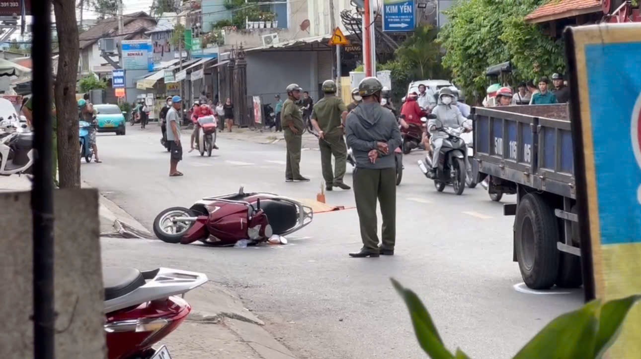 Va chạm ô tô tải, người phụ nữ đi xe máy tử vong- Ảnh 1. Va chạm ô tô tải, người phụ nữ đi xe máy tử vong- Ảnh 1.