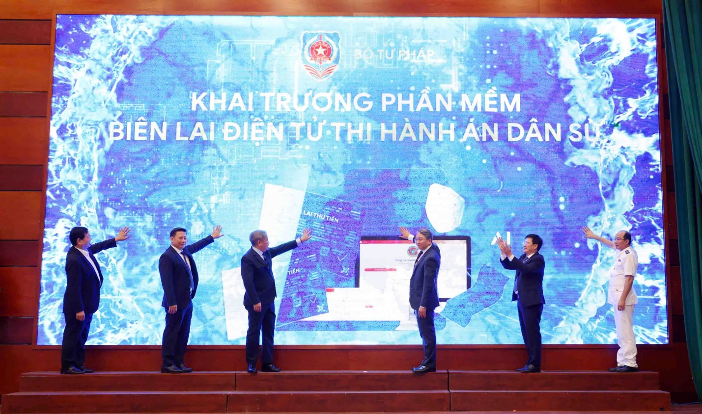 Bộ Tư pháp công bố tổ chức cán bộ hệ thống thi hành án dân sự, ra mắt biên lai điện tử- Ảnh 1. Bộ Tư pháp công bố tổ chức cán bộ hệ thống thi hành án dân sự, ra mắt biên lai điện tử- Ảnh 1.
