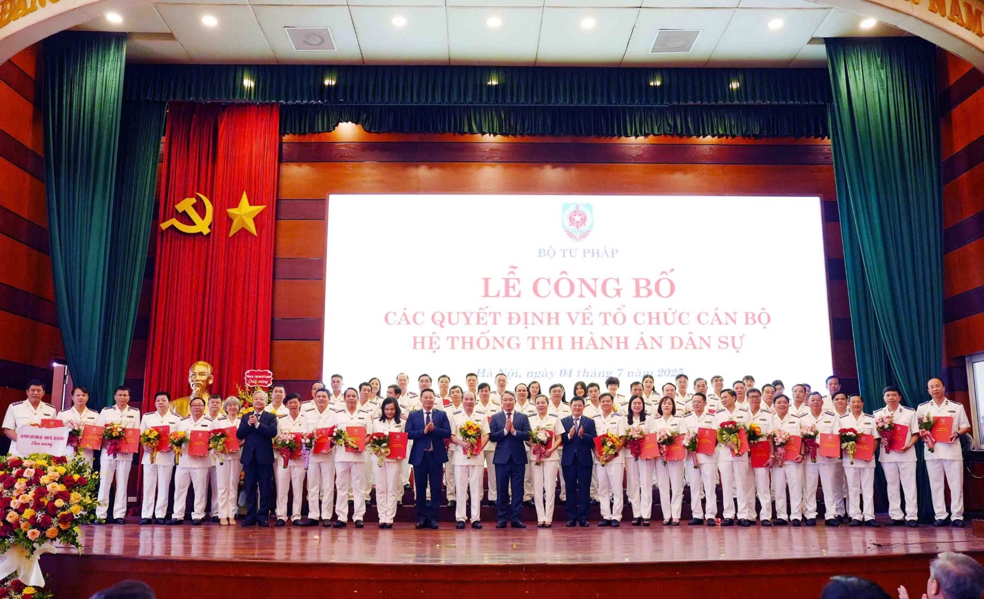 Bộ Tư pháp công bố tổ chức cán bộ hệ thống thi hành án dân sự, ra mắt biên lai điện tử- Ảnh 2. Bộ Tư pháp công bố tổ chức cán bộ hệ thống thi hành án dân sự, ra mắt biên lai điện tử- Ảnh 2.