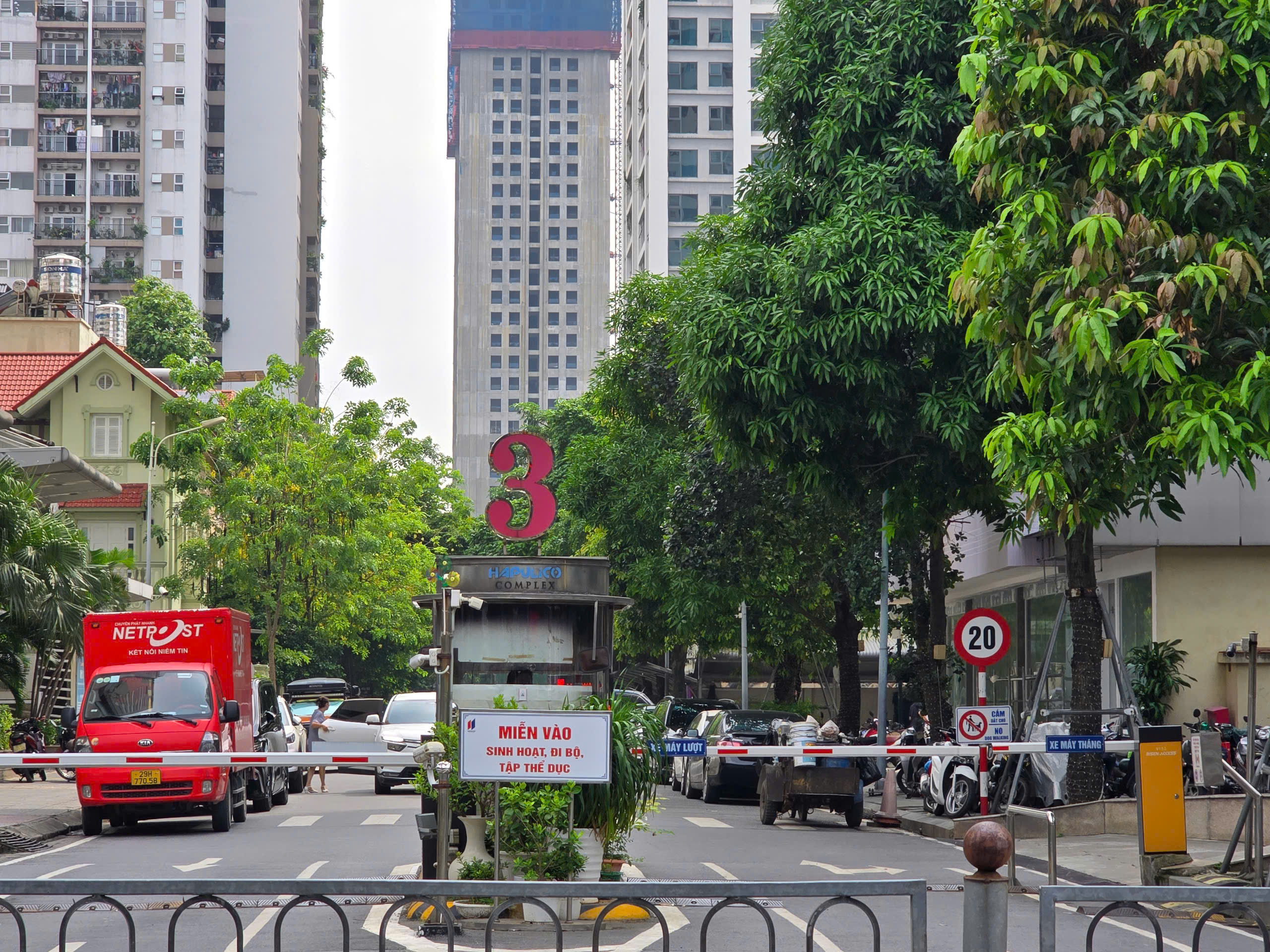 Hà Nội: Nhiều khu đô thị chưa mở lối, tạo ra điểm nghẽn giao thông đô thị- Ảnh 4. Hà Nội: Nhiều khu đô thị chưa mở lối, tạo ra điểm nghẽn giao thông đô thị- Ảnh 4.