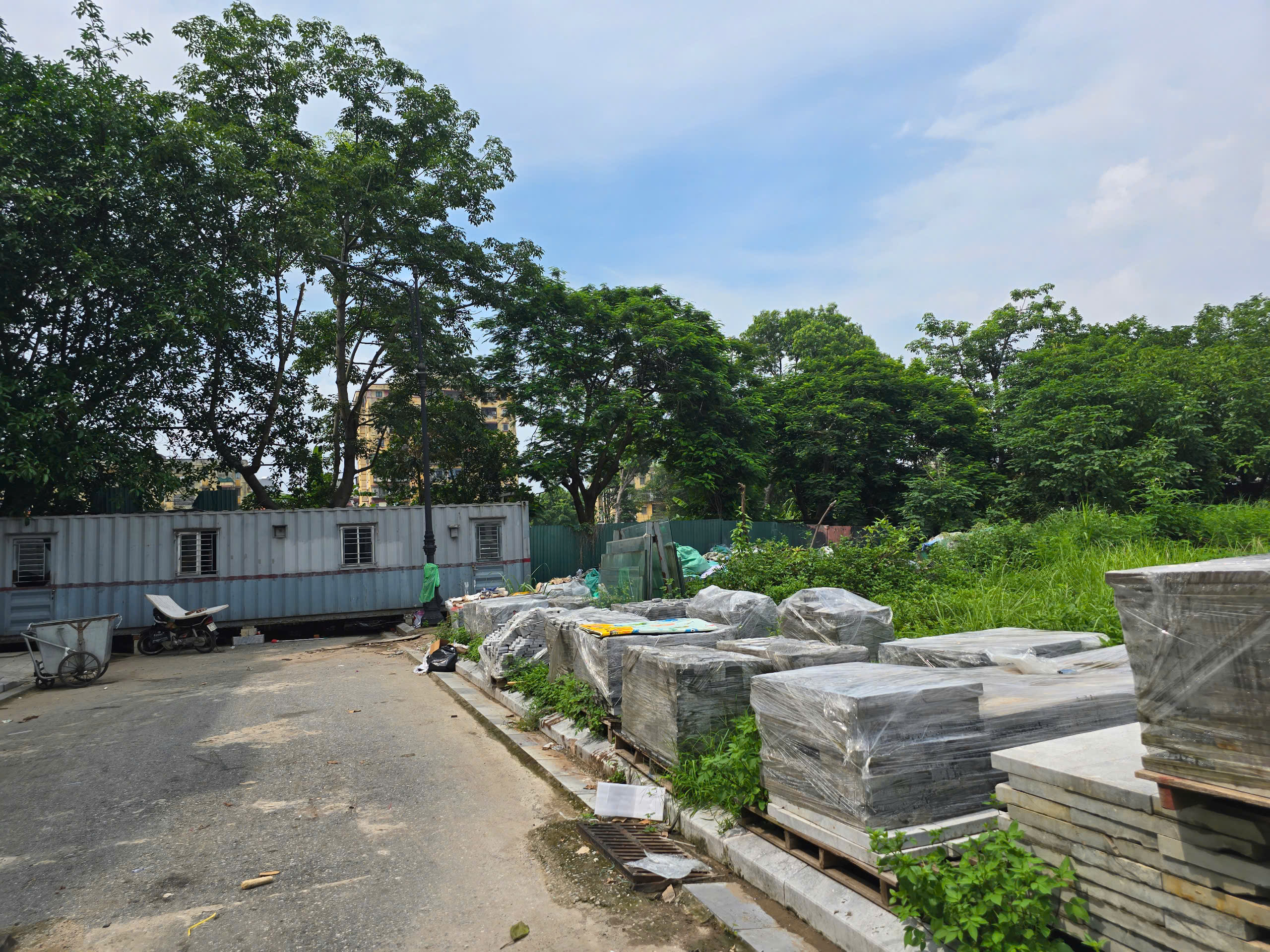Hà Nội: Nhiều khu đô thị chưa mở lối, tạo ra điểm nghẽn giao thông đô thị- Ảnh 3. Hà Nội: Nhiều khu đô thị chưa mở lối, tạo ra điểm nghẽn giao thông đô thị- Ảnh 3.