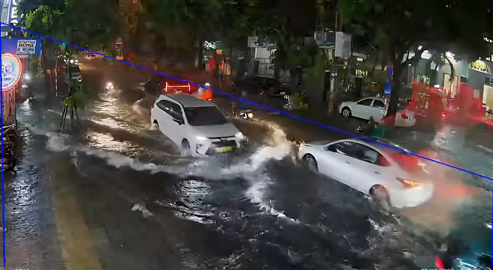 Đường phố Đà Nẵng ngập sâu sau mưa lớn, người dân bì bõm đẩy xe về nhà- Ảnh 6. Đường phố Đà Nẵng ngập sâu sau mưa lớn, người dân bì bõm đẩy xe về nhà- Ảnh 6.