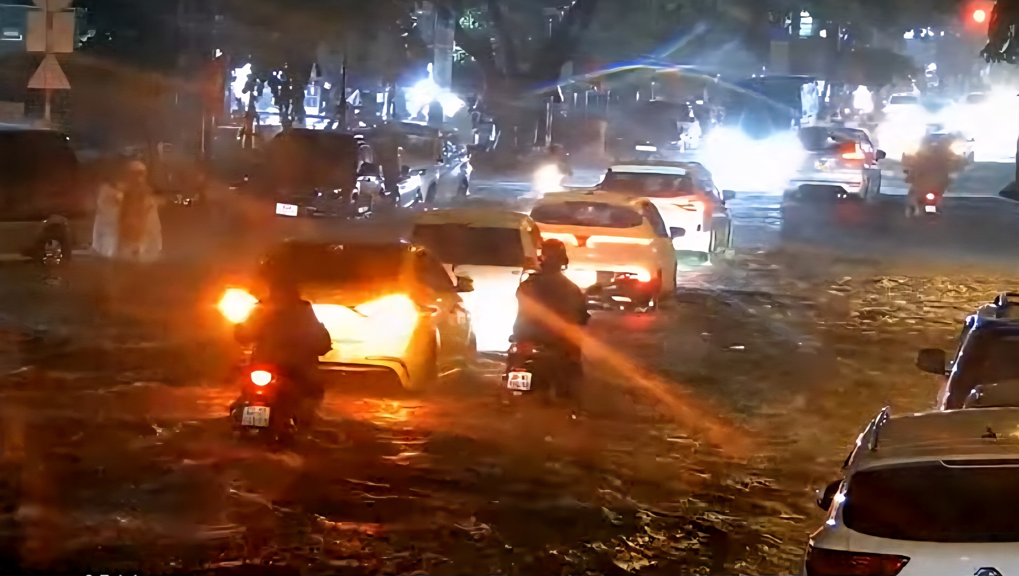 Đường phố Đà Nẵng ngập sâu sau mưa lớn, người dân bì bõm đẩy xe về nhà- Ảnh 5. Đường phố Đà Nẵng ngập sâu sau mưa lớn, người dân bì bõm đẩy xe về nhà- Ảnh 5.