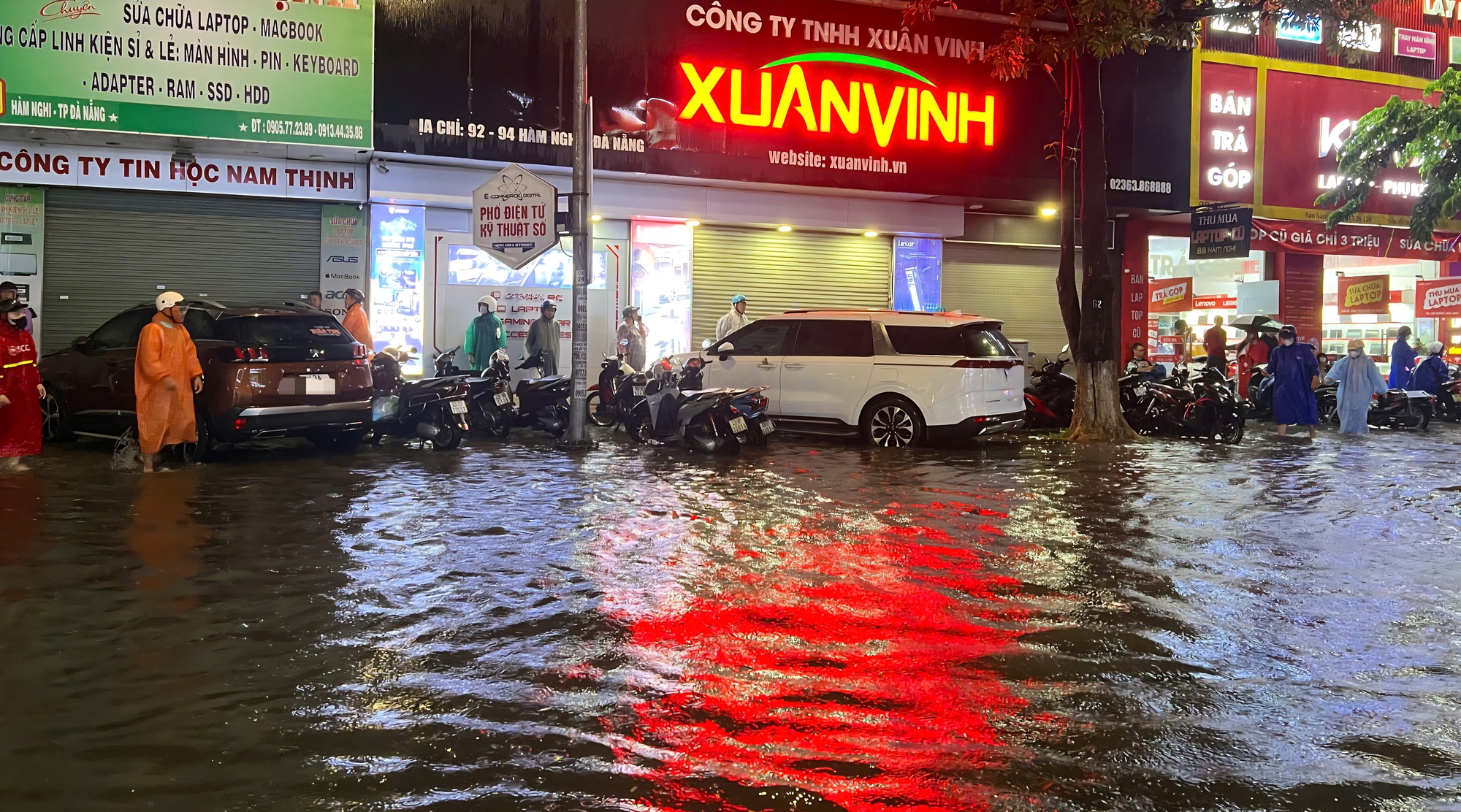 Đường phố Đà Nẵng ngập sâu sau mưa lớn, người dân bì bõm đẩy xe về nhà- Ảnh 3. Đường phố Đà Nẵng ngập sâu sau mưa lớn, người dân bì bõm đẩy xe về nhà- Ảnh 3.