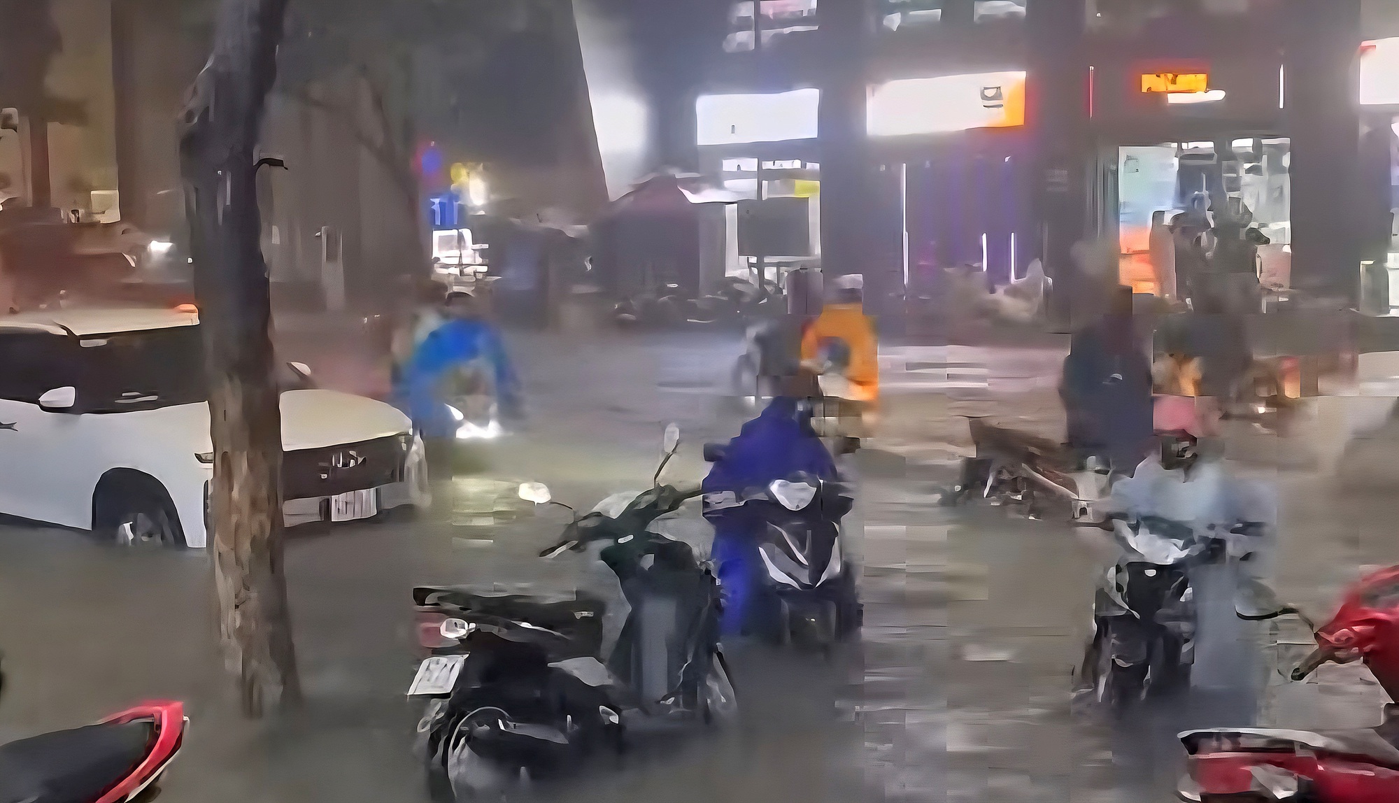 Đường phố Đà Nẵng ngập sâu sau mưa lớn, người dân bì bõm đẩy xe về nhà- Ảnh 2. Đường phố Đà Nẵng ngập sâu sau mưa lớn, người dân bì bõm đẩy xe về nhà- Ảnh 2.