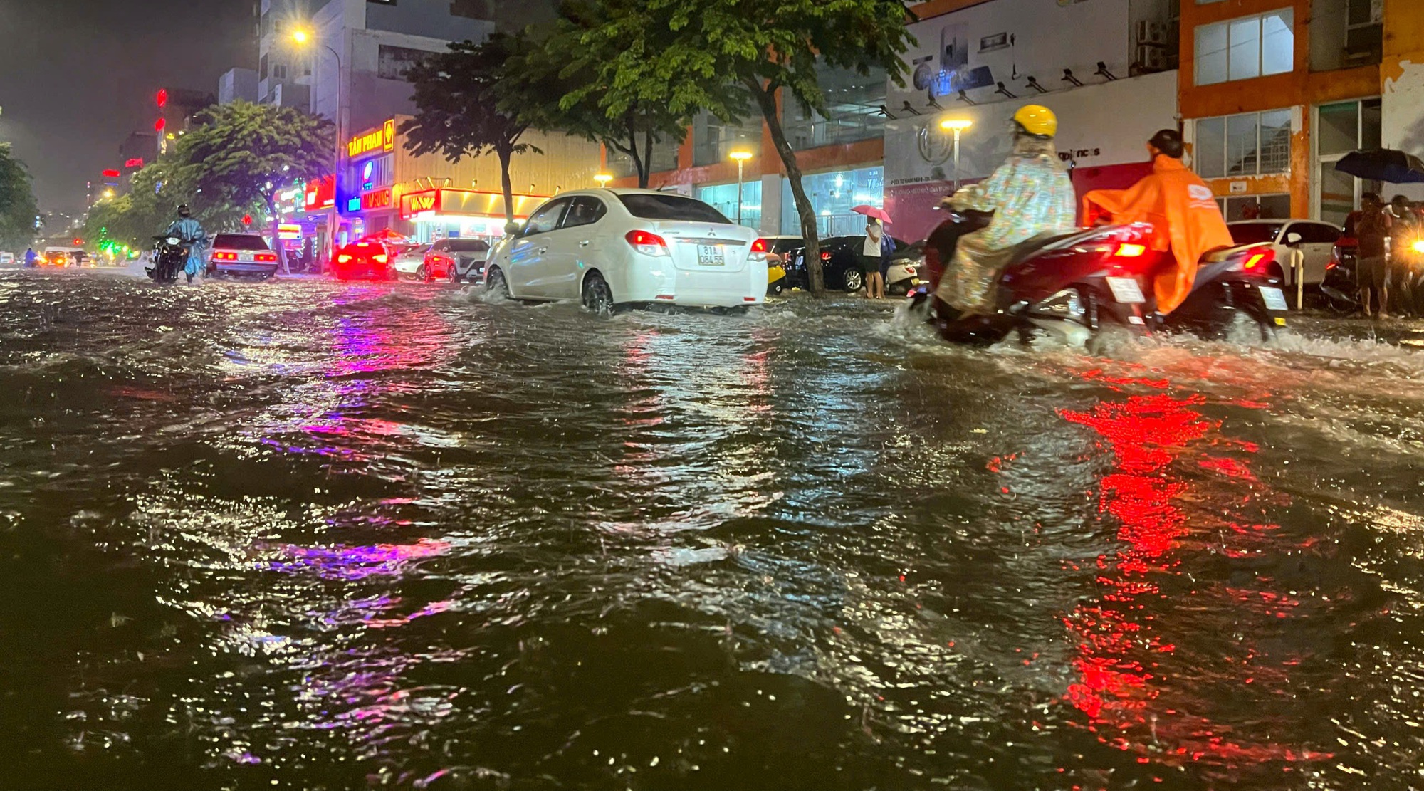 Đường phố Đà Nẵng ngập sâu sau mưa lớn, người dân bì bõm đẩy xe về nhà- Ảnh 1. Đường phố Đà Nẵng ngập sâu sau mưa lớn, người dân bì bõm đẩy xe về nhà- Ảnh 1.