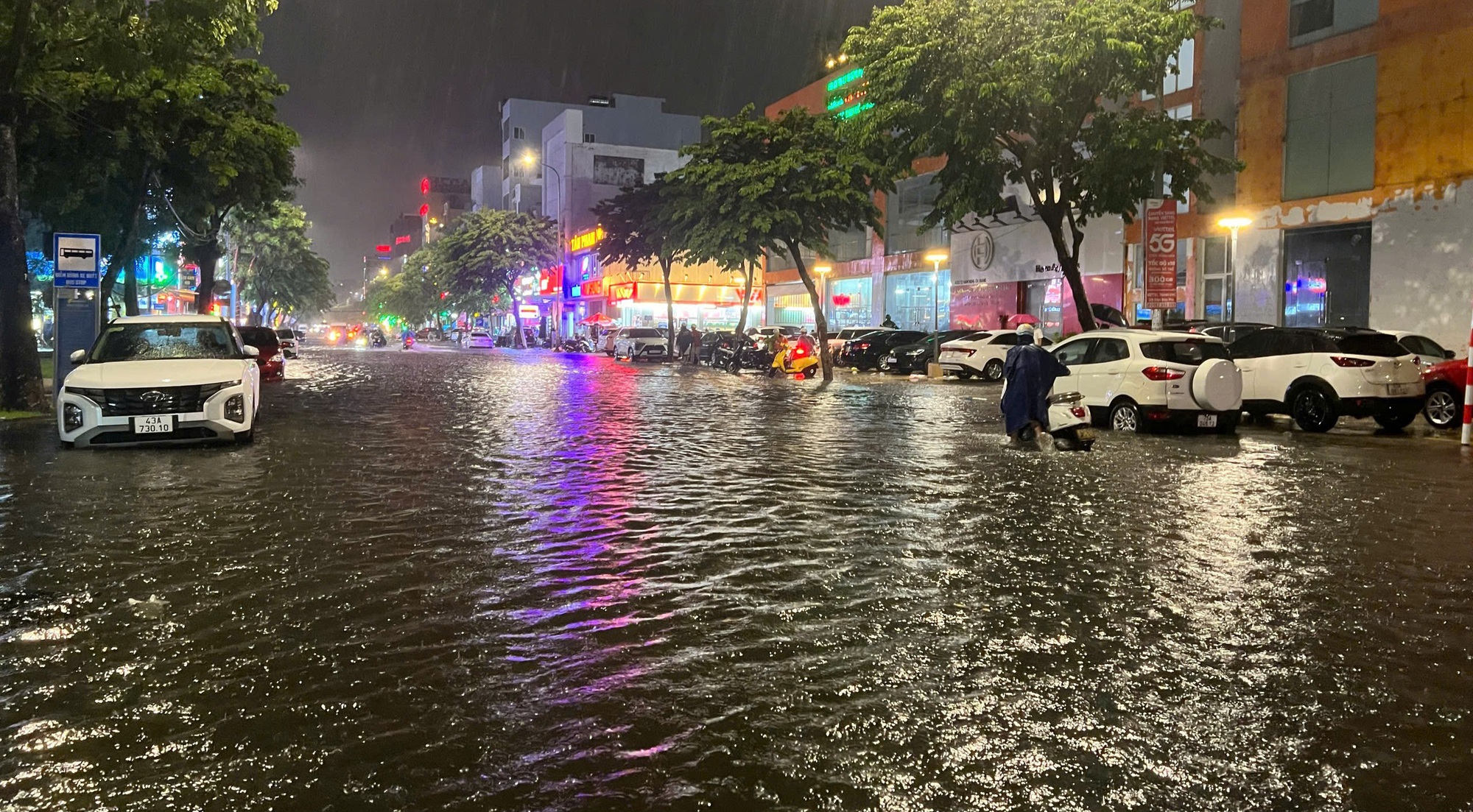 Đường phố Đà Nẵng ngập sâu sau mưa lớn, người dân bì bõm đẩy xe về nhà- Ảnh 4. Đường phố Đà Nẵng ngập sâu sau mưa lớn, người dân bì bõm đẩy xe về nhà- Ảnh 4.