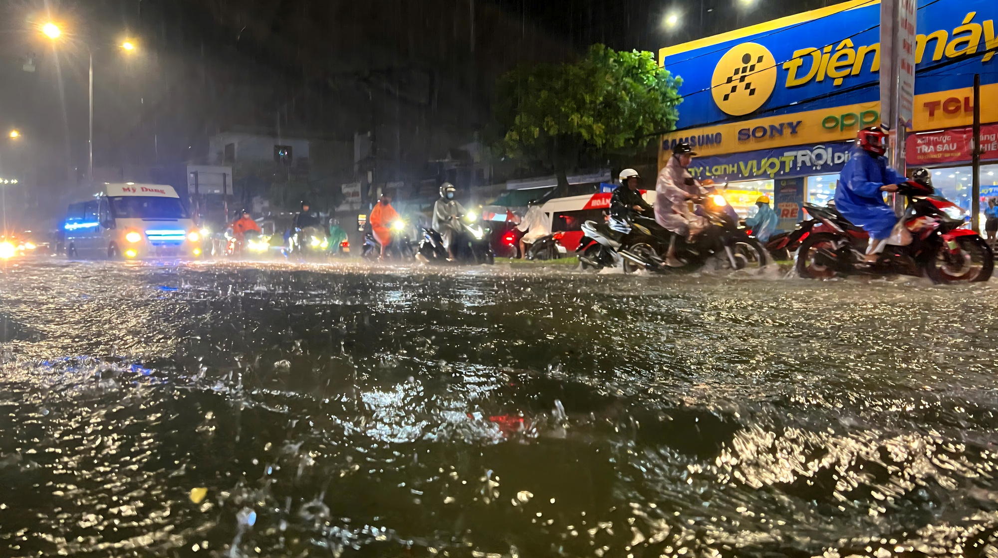 Đường phố Đà Nẵng ngập sâu sau mưa lớn, người dân bì bõm đẩy xe về nhà- Ảnh 8. Đường phố Đà Nẵng ngập sâu sau mưa lớn, người dân bì bõm đẩy xe về nhà- Ảnh 8.