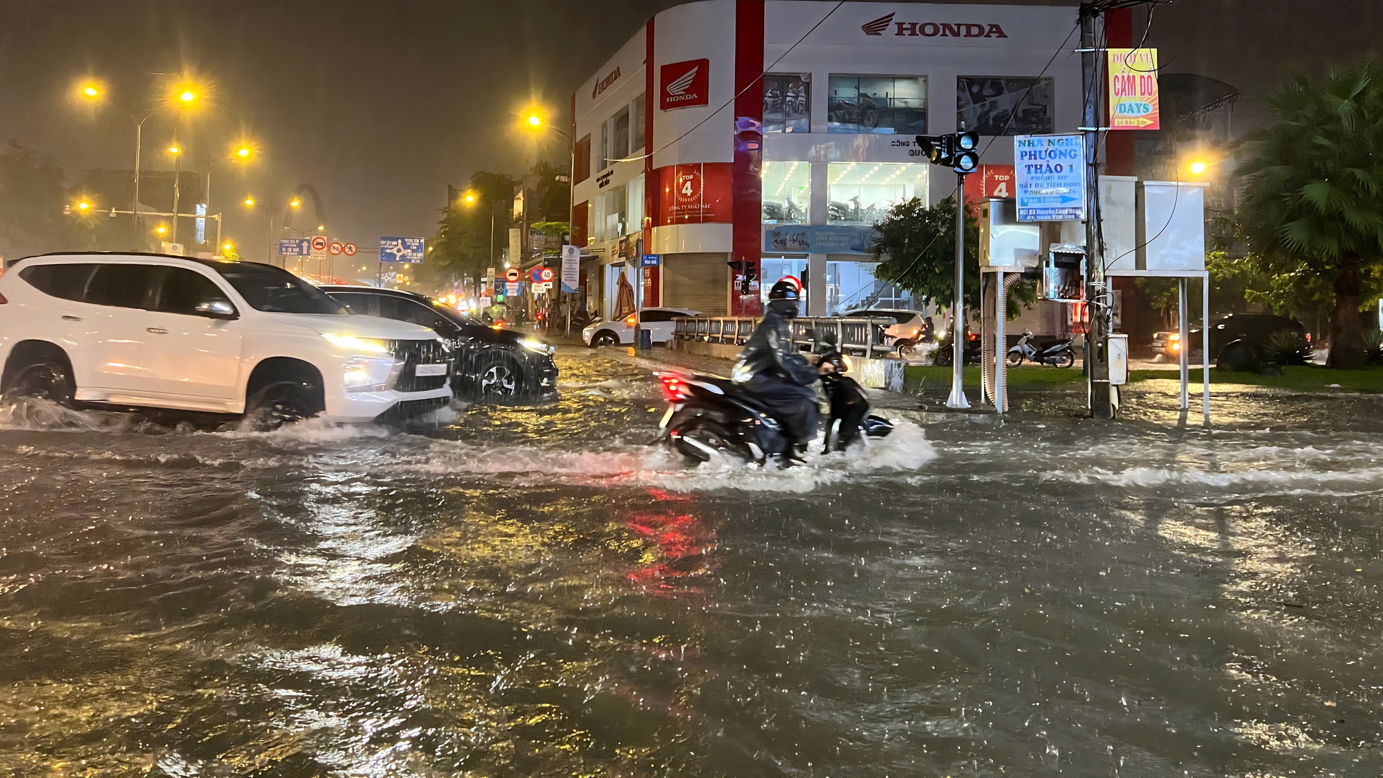 Đường phố Đà Nẵng ngập sâu sau mưa lớn, người dân bì bõm đẩy xe về nhà- Ảnh 7. Đường phố Đà Nẵng ngập sâu sau mưa lớn, người dân bì bõm đẩy xe về nhà- Ảnh 7.