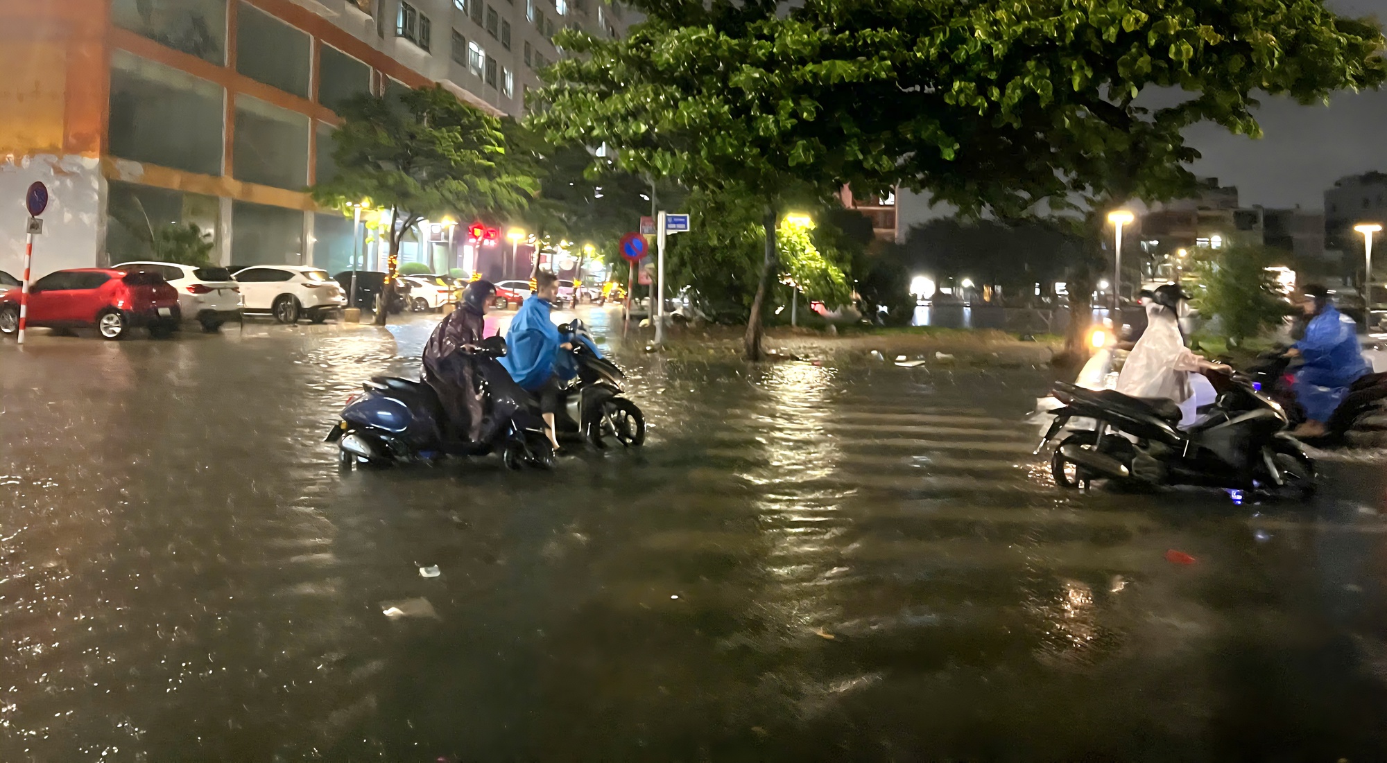 Đường phố Đà Nẵng ngập sâu sau mưa lớn, người dân bì bõm đẩy xe về nhà- Ảnh 11. Đường phố Đà Nẵng ngập sâu sau mưa lớn, người dân bì bõm đẩy xe về nhà- Ảnh 11.