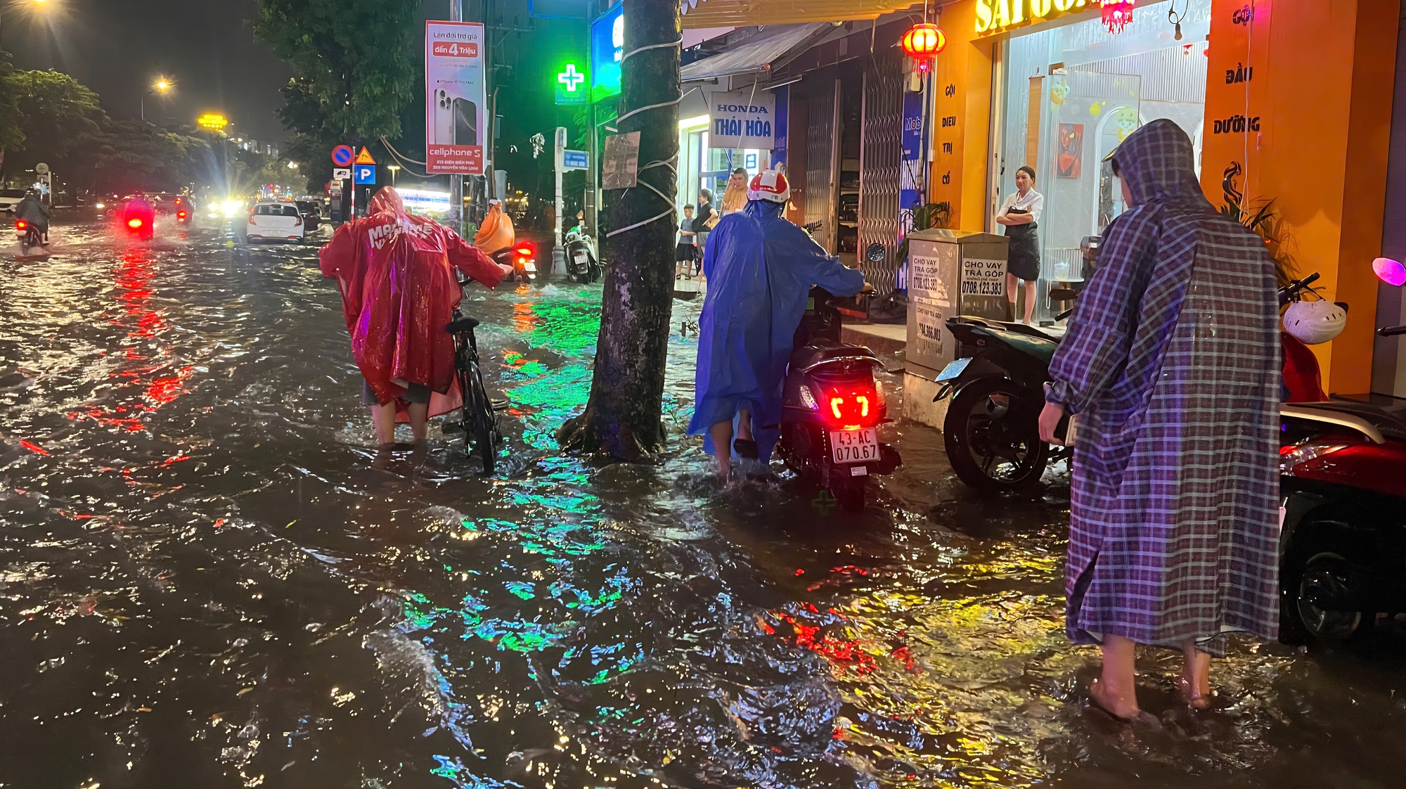 Đường phố Đà Nẵng ngập sâu sau mưa lớn, người dân bì bõm đẩy xe về nhà- Ảnh 9. Đường phố Đà Nẵng ngập sâu sau mưa lớn, người dân bì bõm đẩy xe về nhà- Ảnh 9.