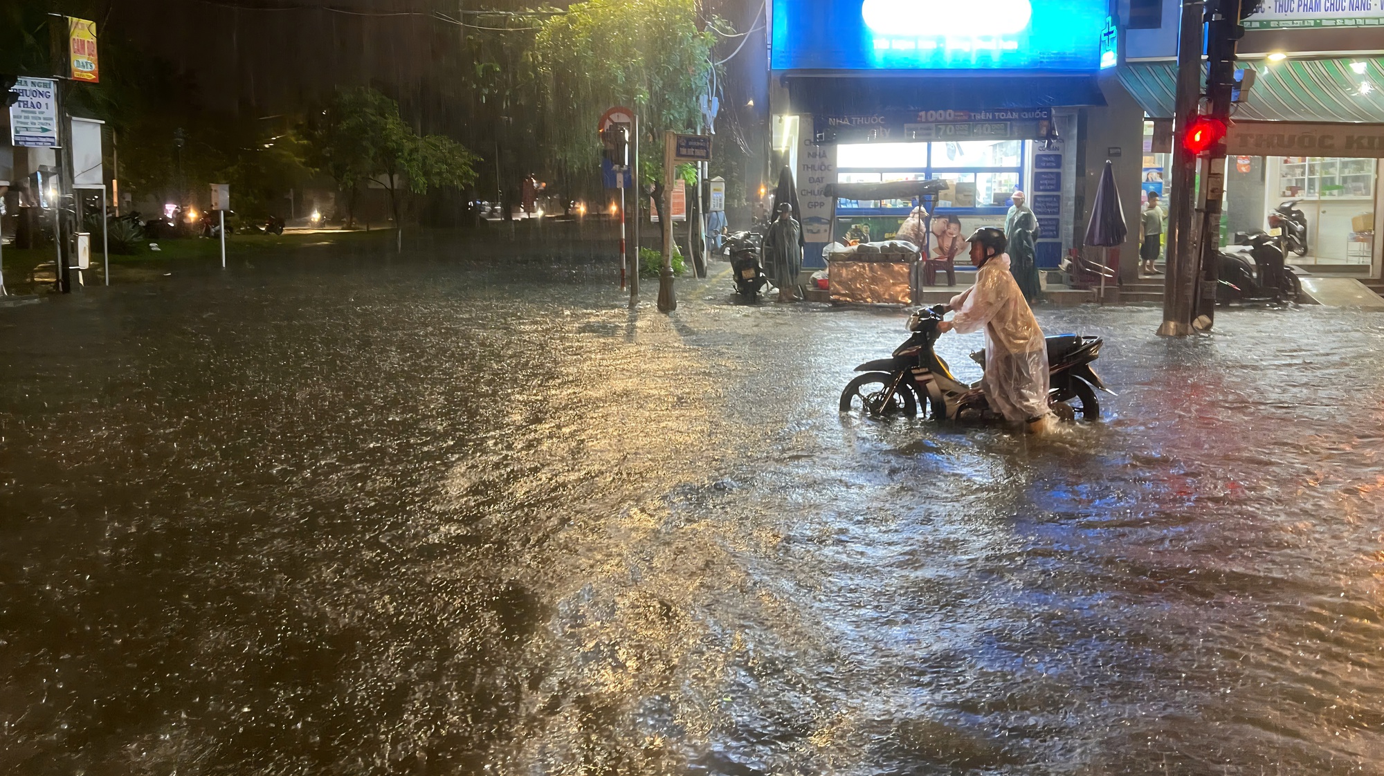 Đường phố Đà Nẵng ngập sâu sau mưa lớn, người dân bì bõm đẩy xe về nhà- Ảnh 10. Đường phố Đà Nẵng ngập sâu sau mưa lớn, người dân bì bõm đẩy xe về nhà- Ảnh 10.